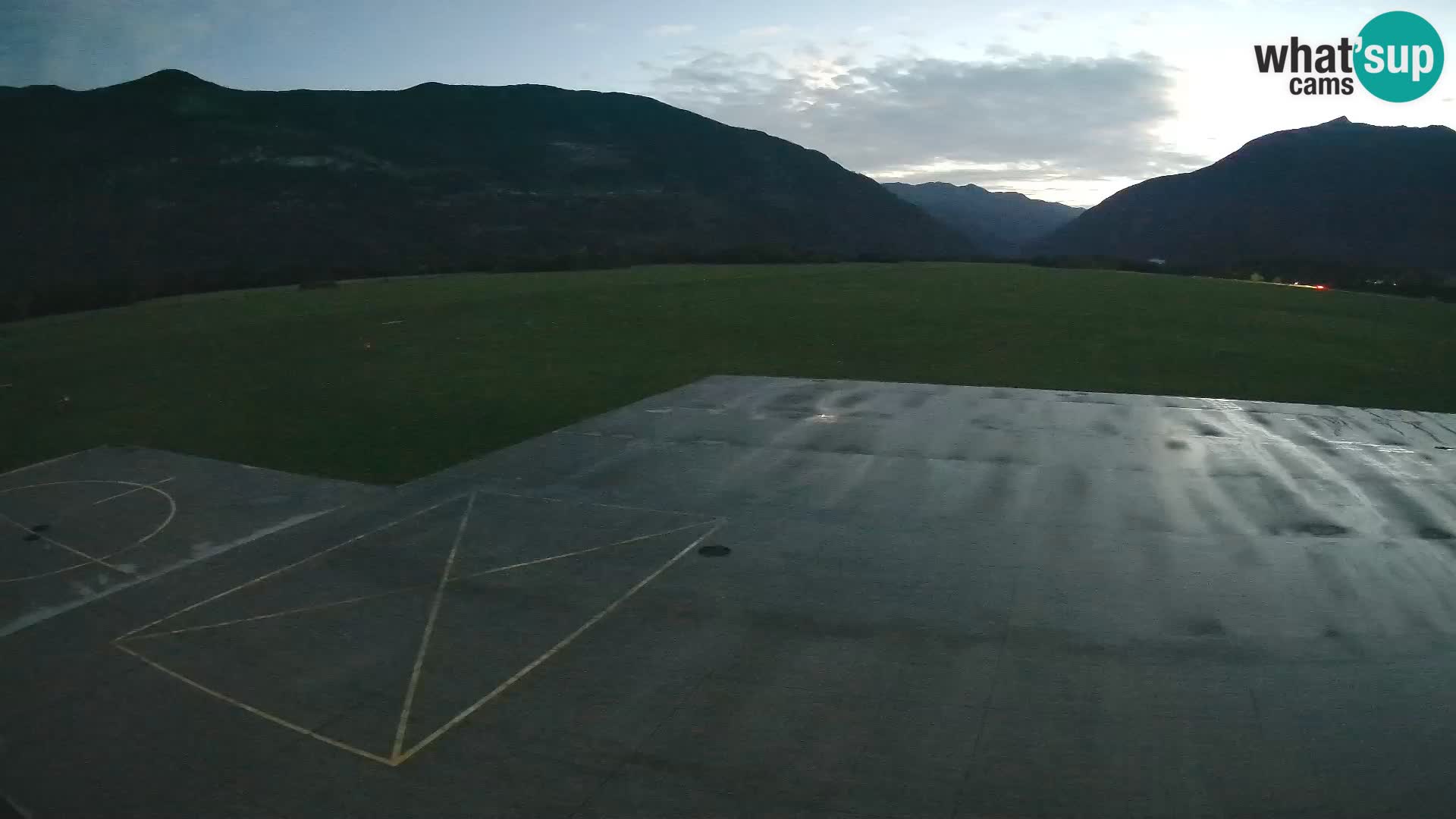 Webcam aereoporto di Bovec (Plezzo) – Vista verso il Kanin