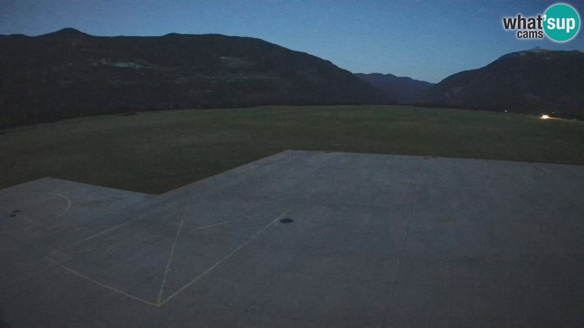 Webcam aereoporto di Bovec (Plezzo) – Vista verso il Kanin