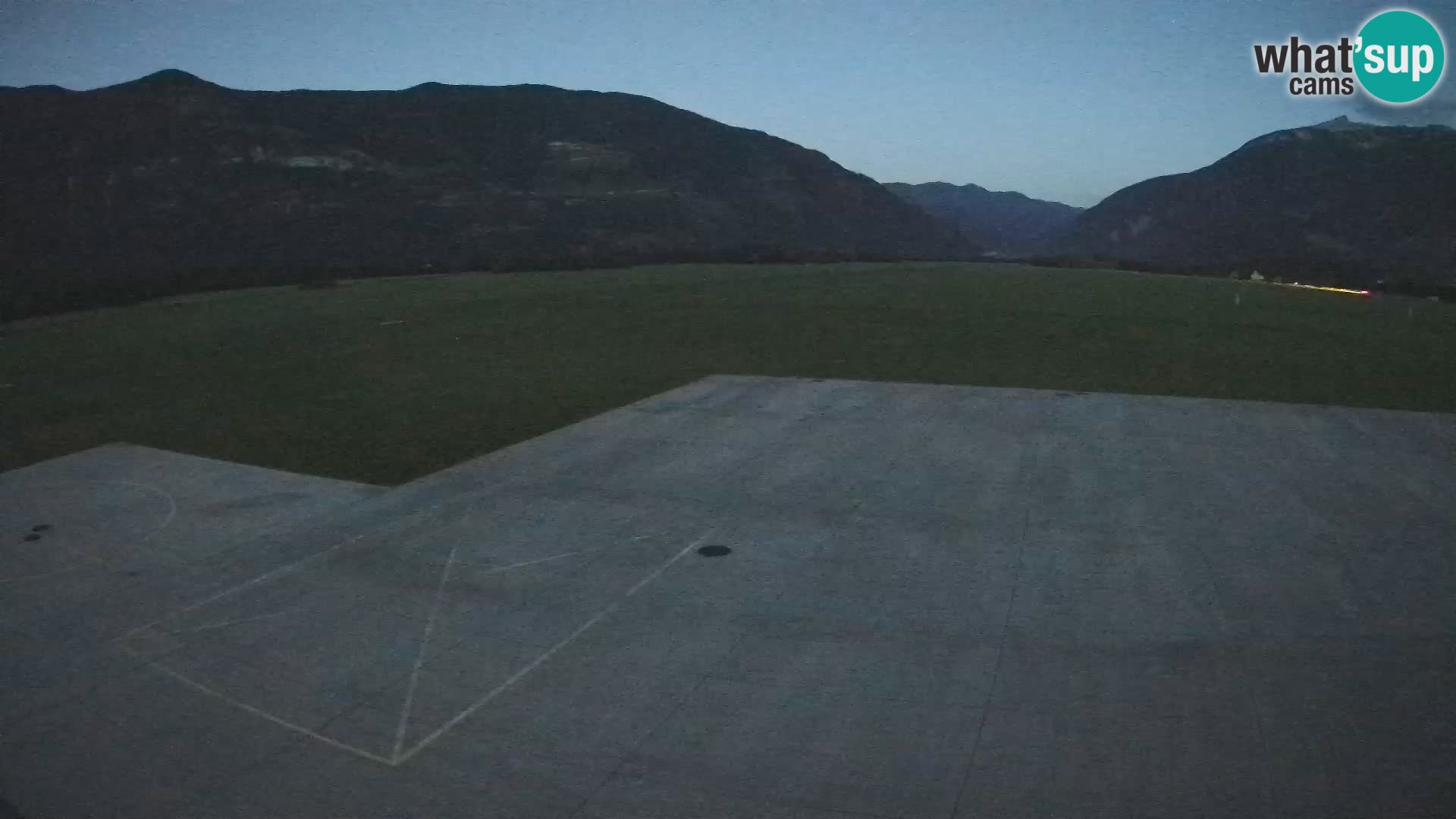 Webcam aereoporto di Bovec (Plezzo) – Vista verso il Kanin
