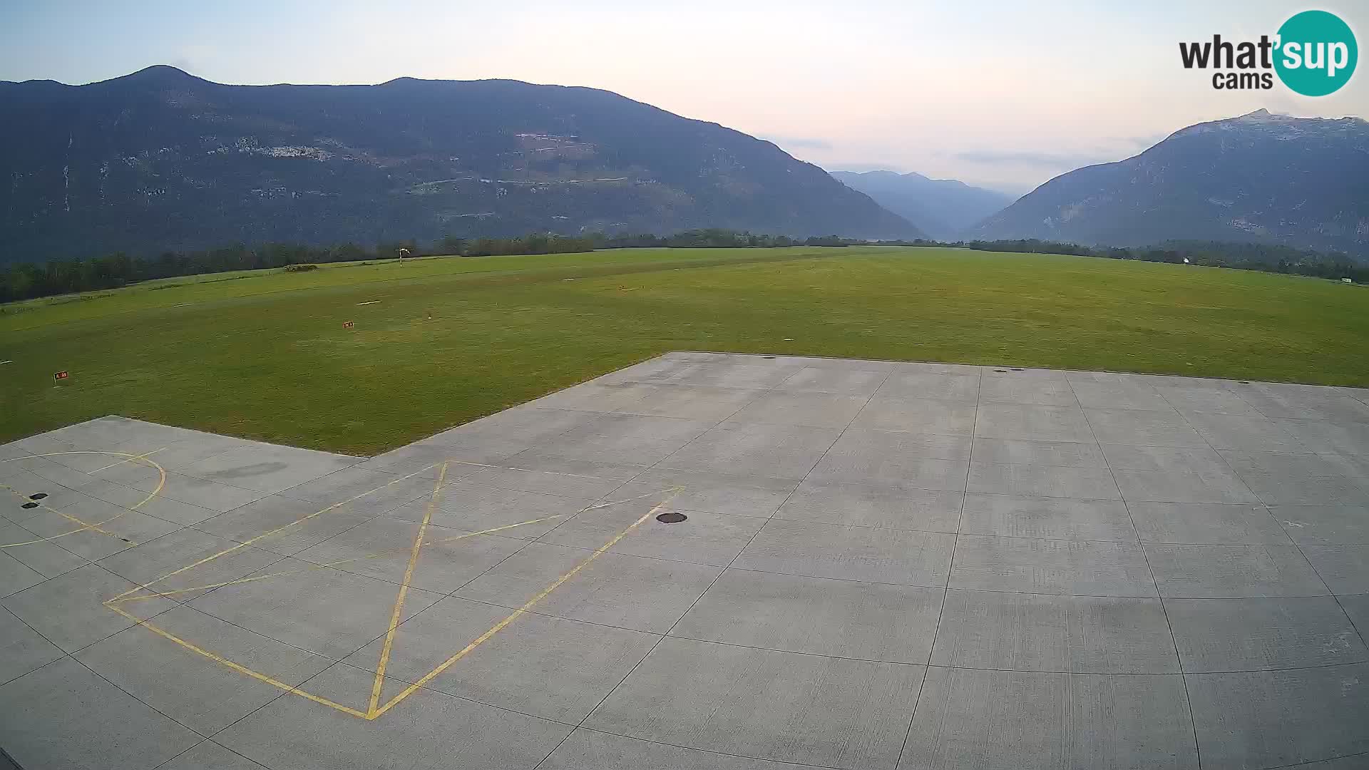Webcam aereoporto di Bovec (Plezzo) – Vista verso il Kanin