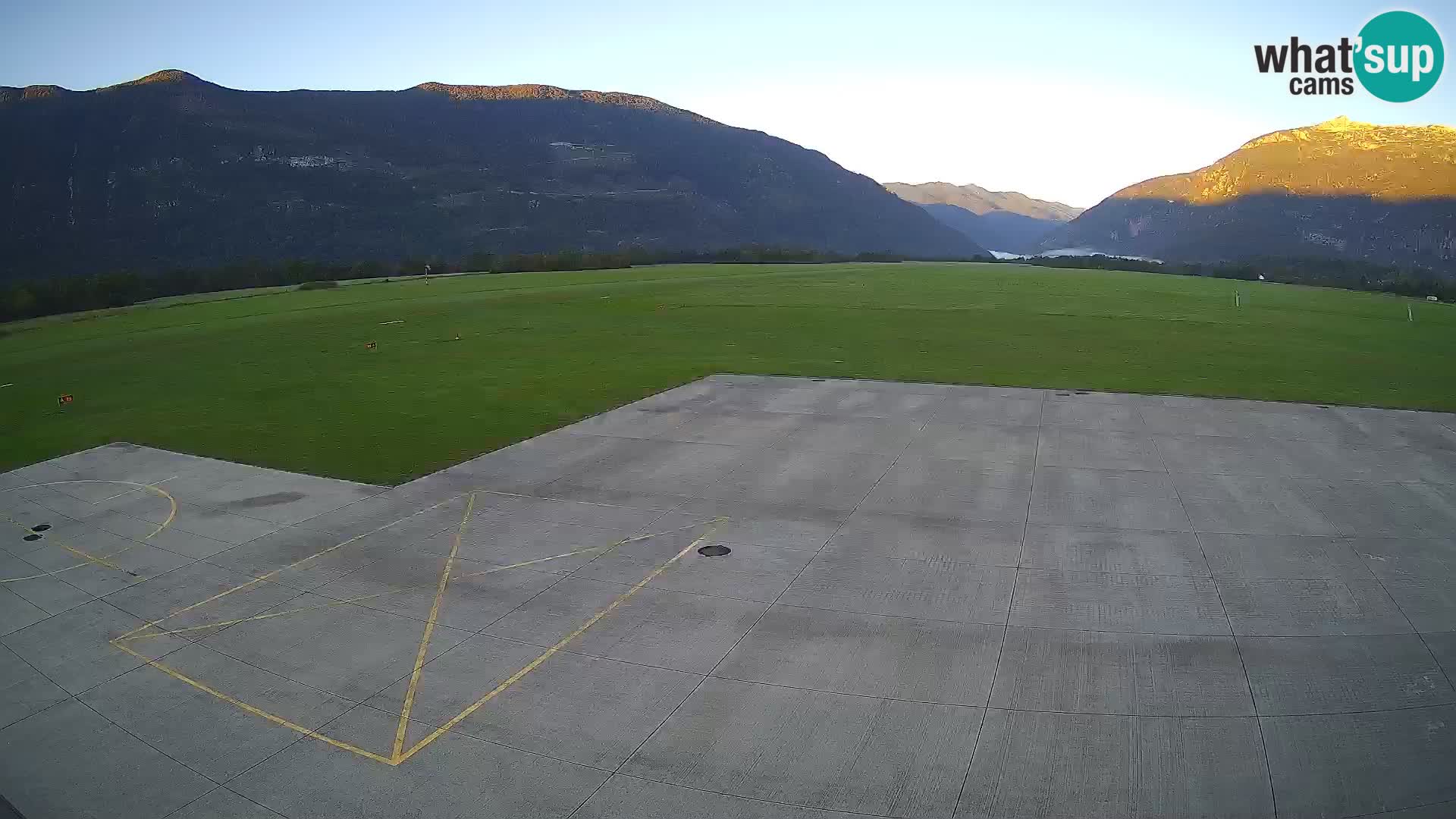 Webcam aereoporto di Bovec (Plezzo) – Vista verso il Kanin