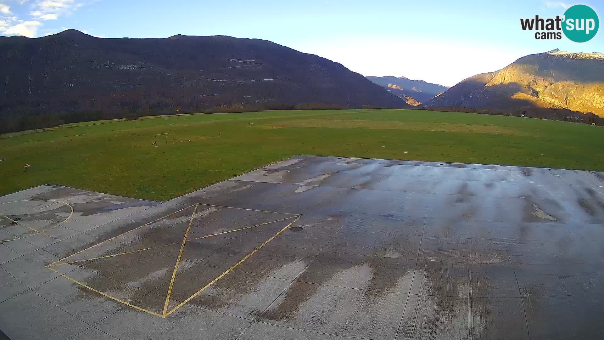 Webcam aereoporto di Bovec (Plezzo) – Vista verso il Kanin