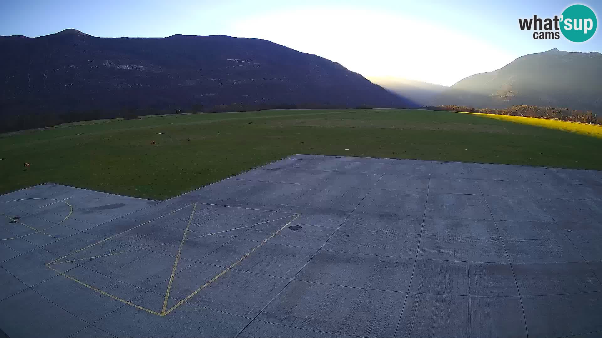 Webcam aereoporto di Bovec (Plezzo) – Vista verso il Kanin
