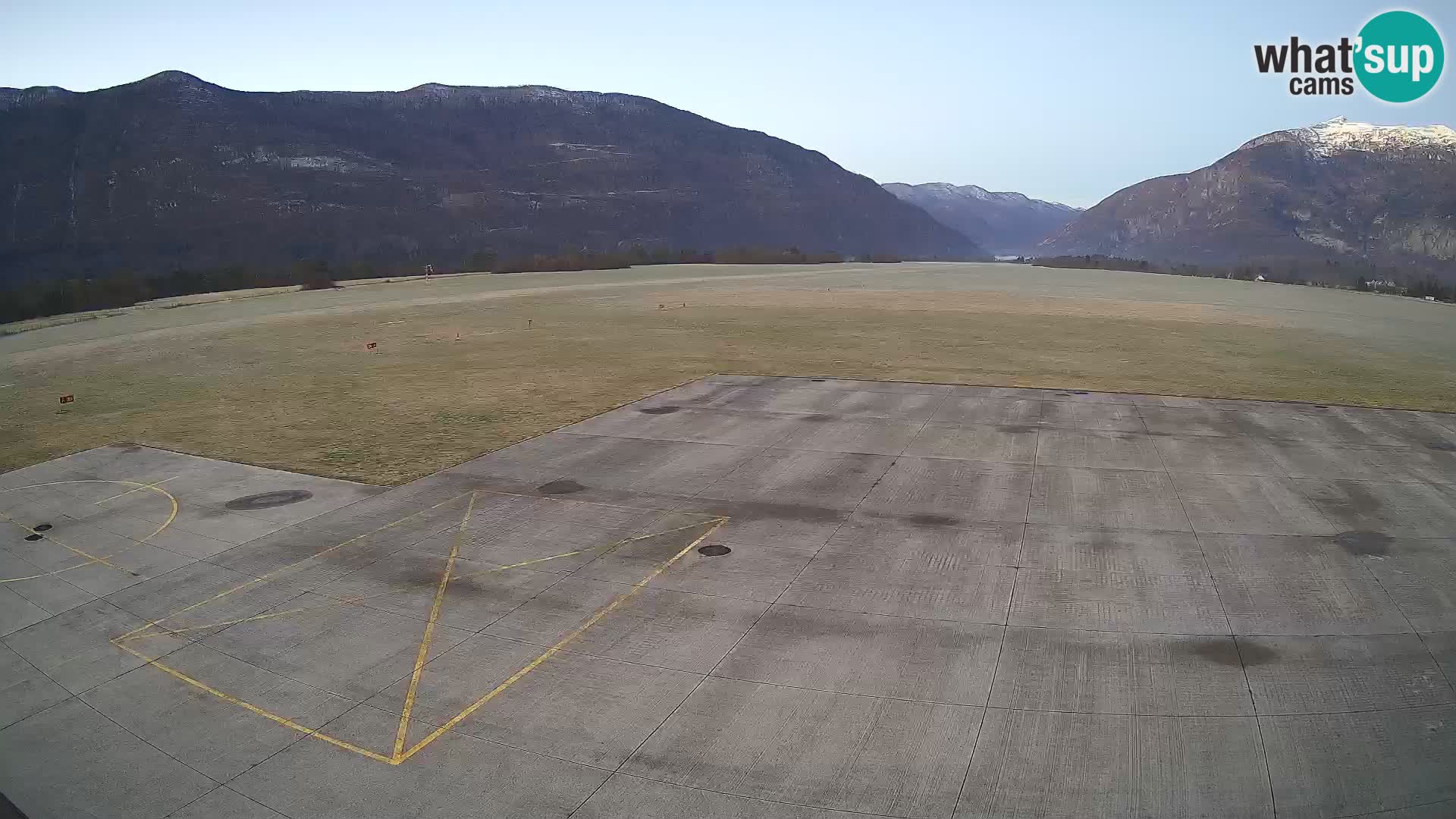 Webcam aereoporto di Bovec (Plezzo) – Vista verso il Kanin