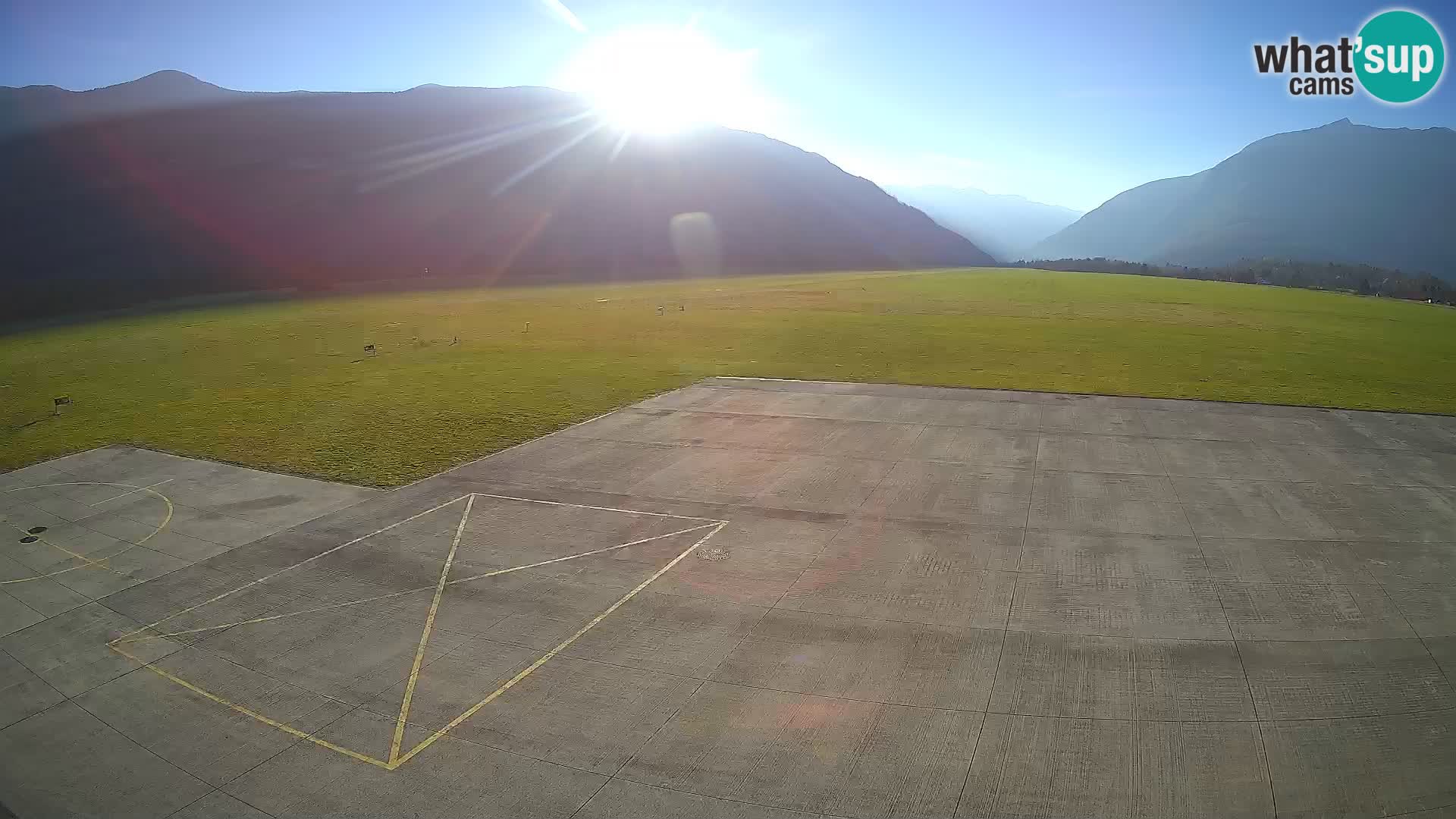 Webcam aereoporto di Bovec (Plezzo) – Vista verso il Kanin