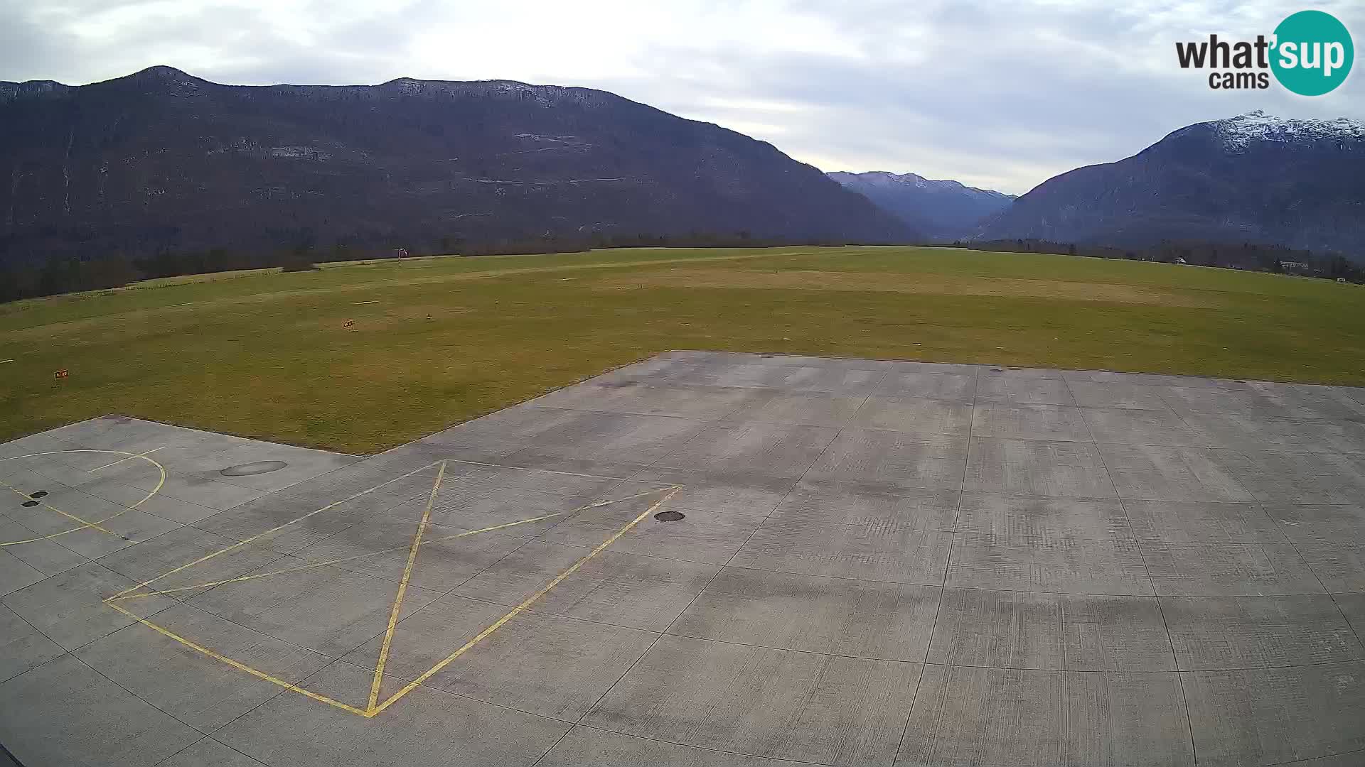 Webcam aereoporto di Bovec (Plezzo) – Vista verso il Kanin