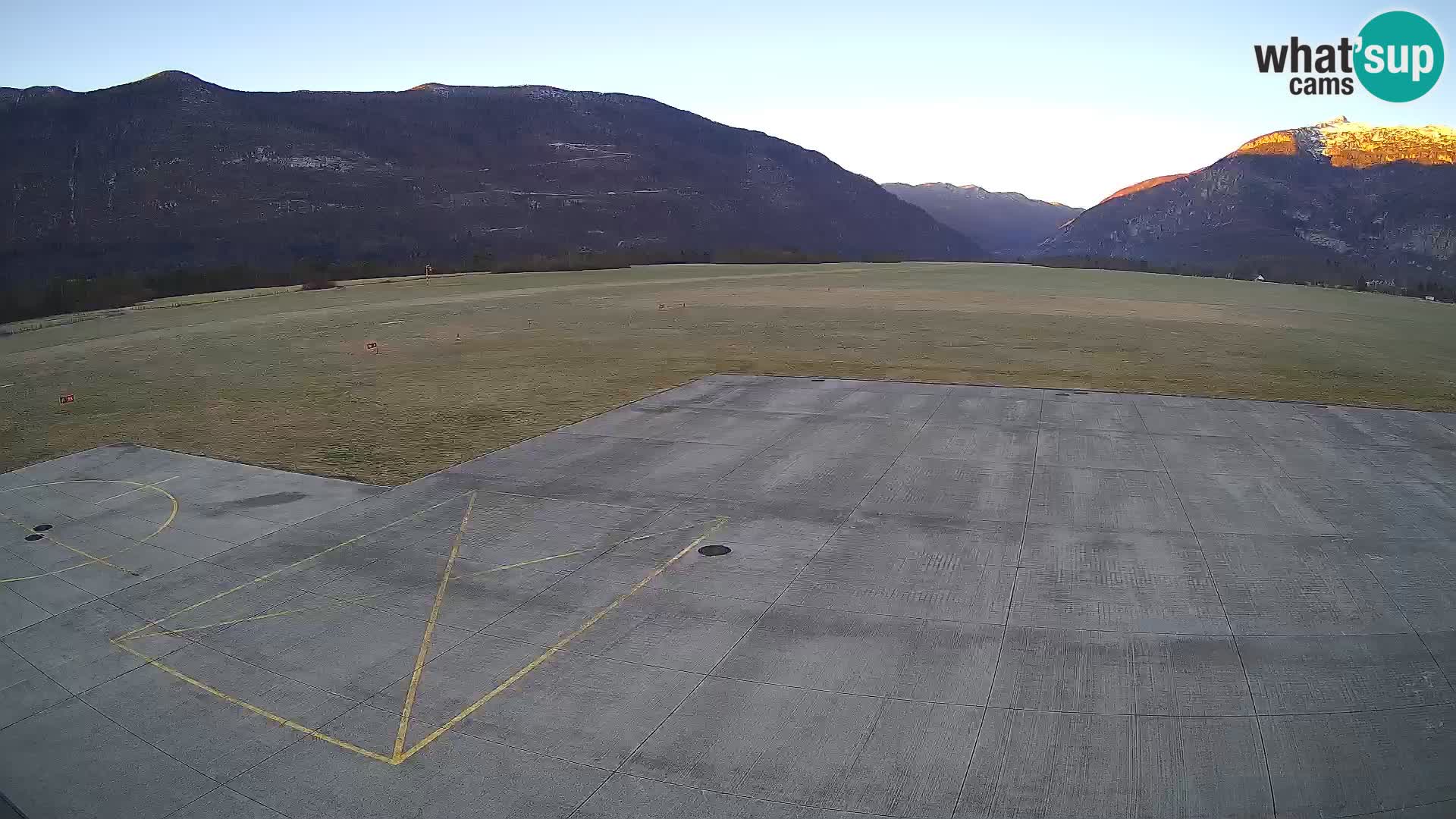 Webcam aereoporto di Bovec (Plezzo) – Vista verso il Kanin