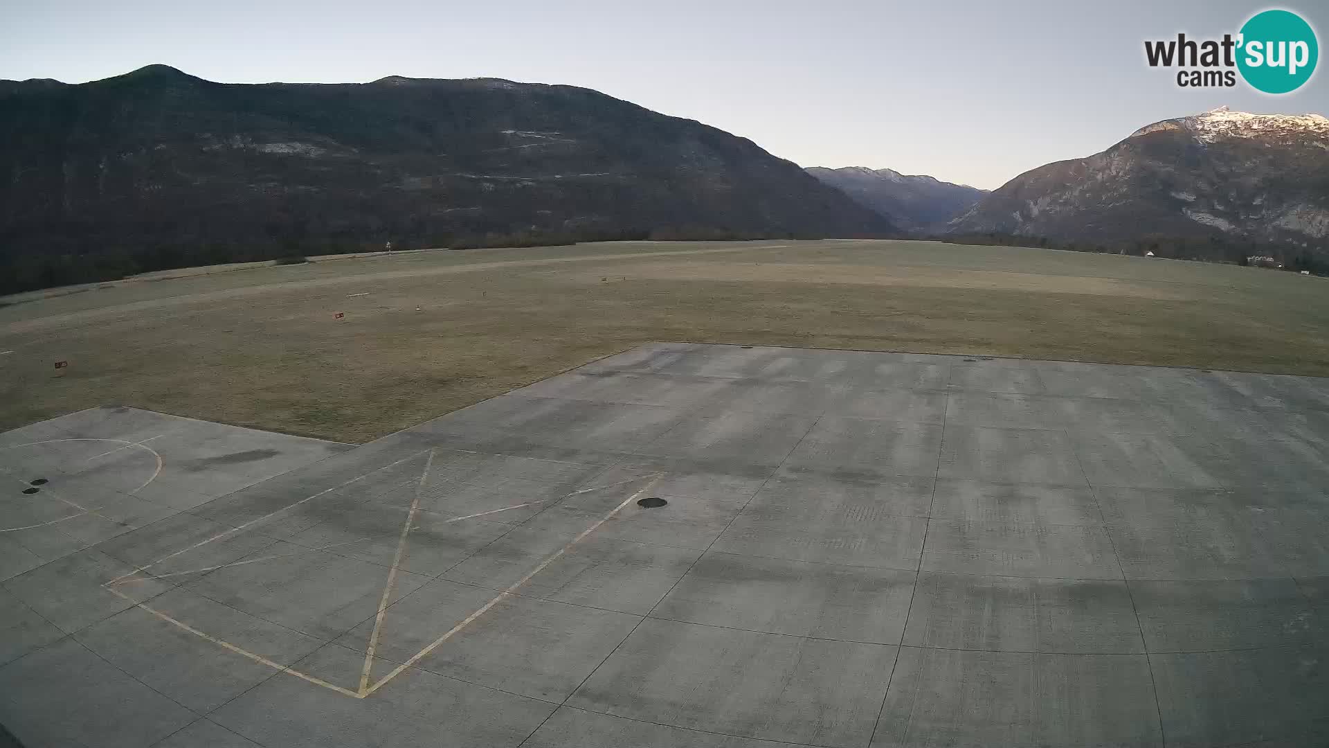 Webcam aereoporto di Bovec (Plezzo) – Vista verso il Kanin