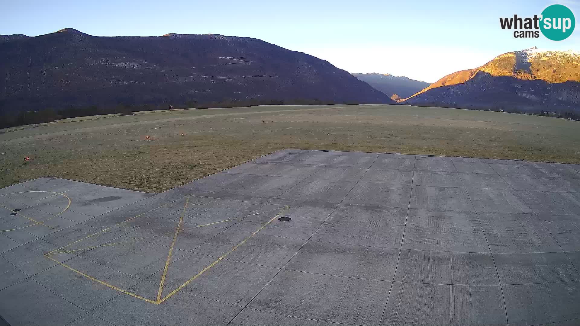 Webcam aereoporto di Bovec (Plezzo) – Vista verso il Kanin