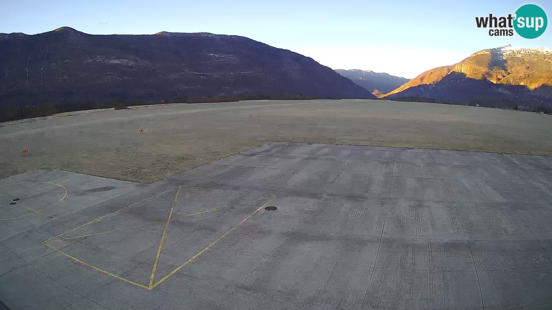 Webcam aereoporto di Bovec (Plezzo) – Vista verso il Kanin