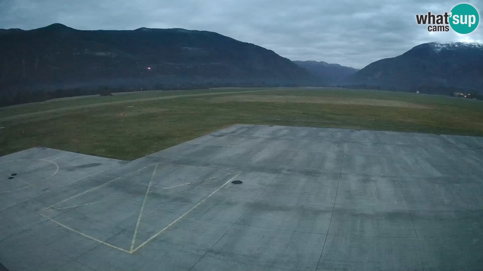 Webcam aereoporto di Bovec (Plezzo) – Vista verso il Kanin