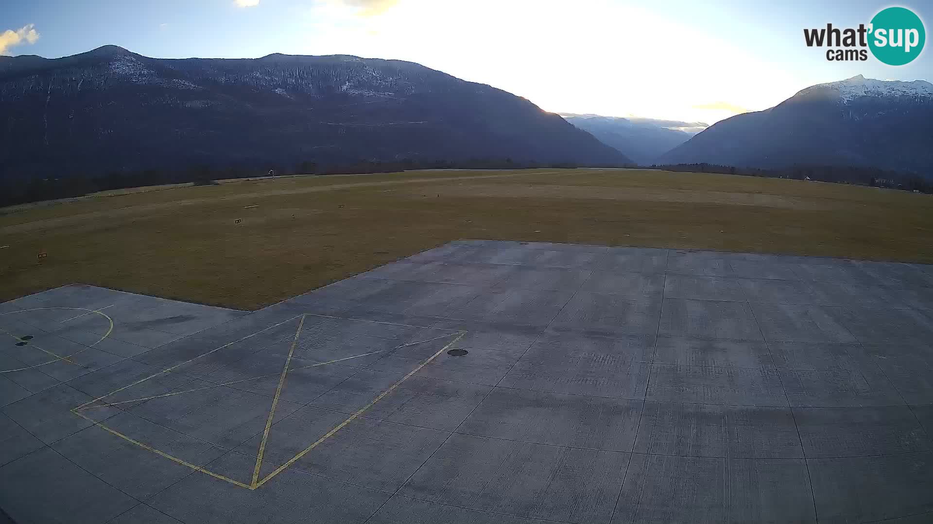 Webcam aereoporto di Bovec (Plezzo) – Vista verso il Kanin