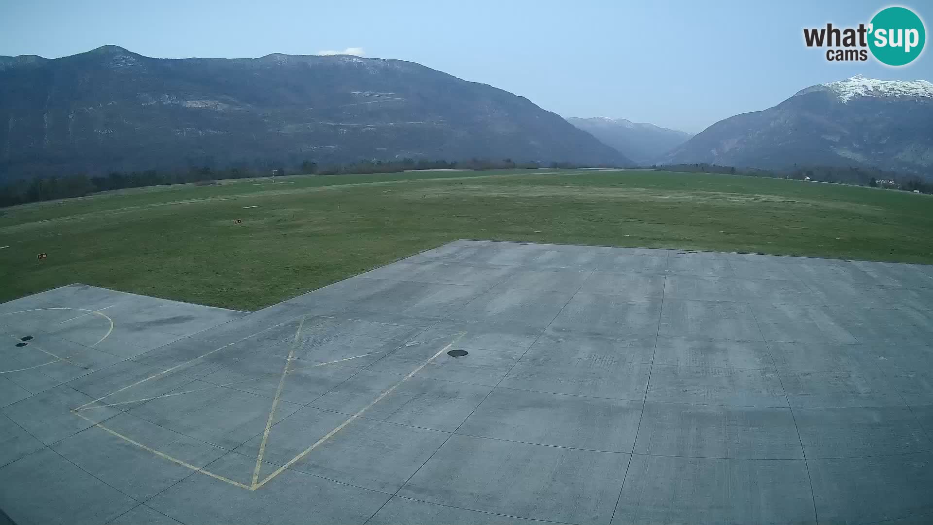 Webcam aereoporto di Bovec (Plezzo) – Vista verso il Kanin