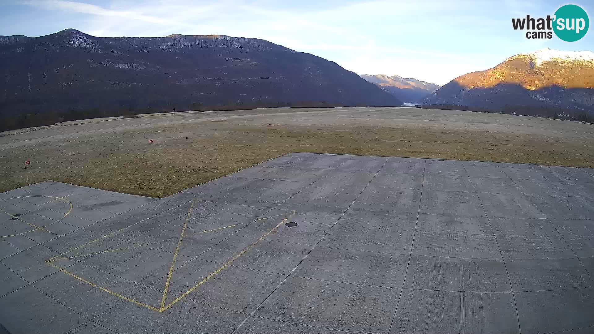 Webcam aereoporto di Bovec (Plezzo) – Vista verso il Kanin