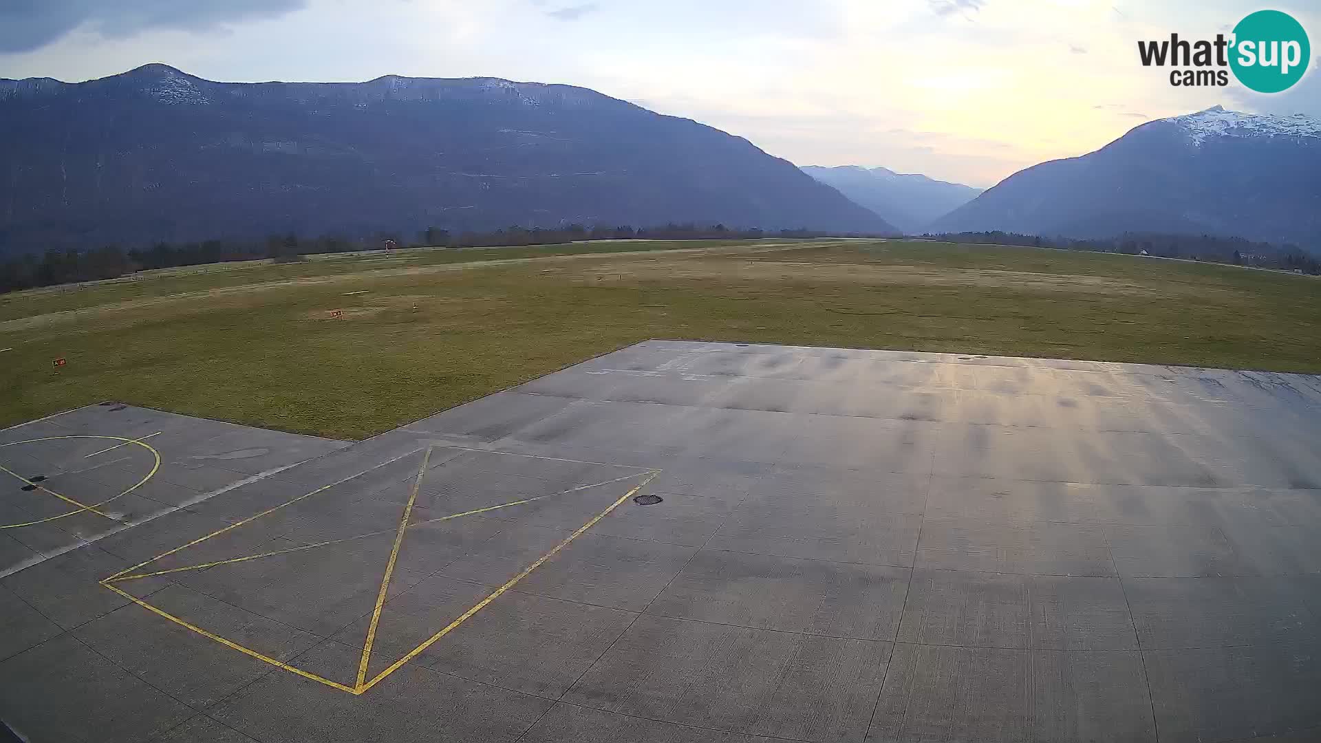 Webcam aereoporto di Bovec (Plezzo) – Vista verso il Kanin