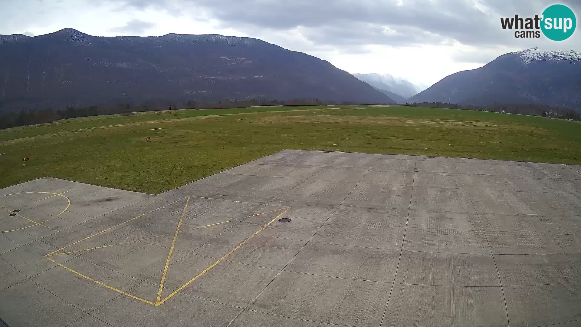 Webcam aereoporto di Bovec (Plezzo) – Vista verso il Kanin
