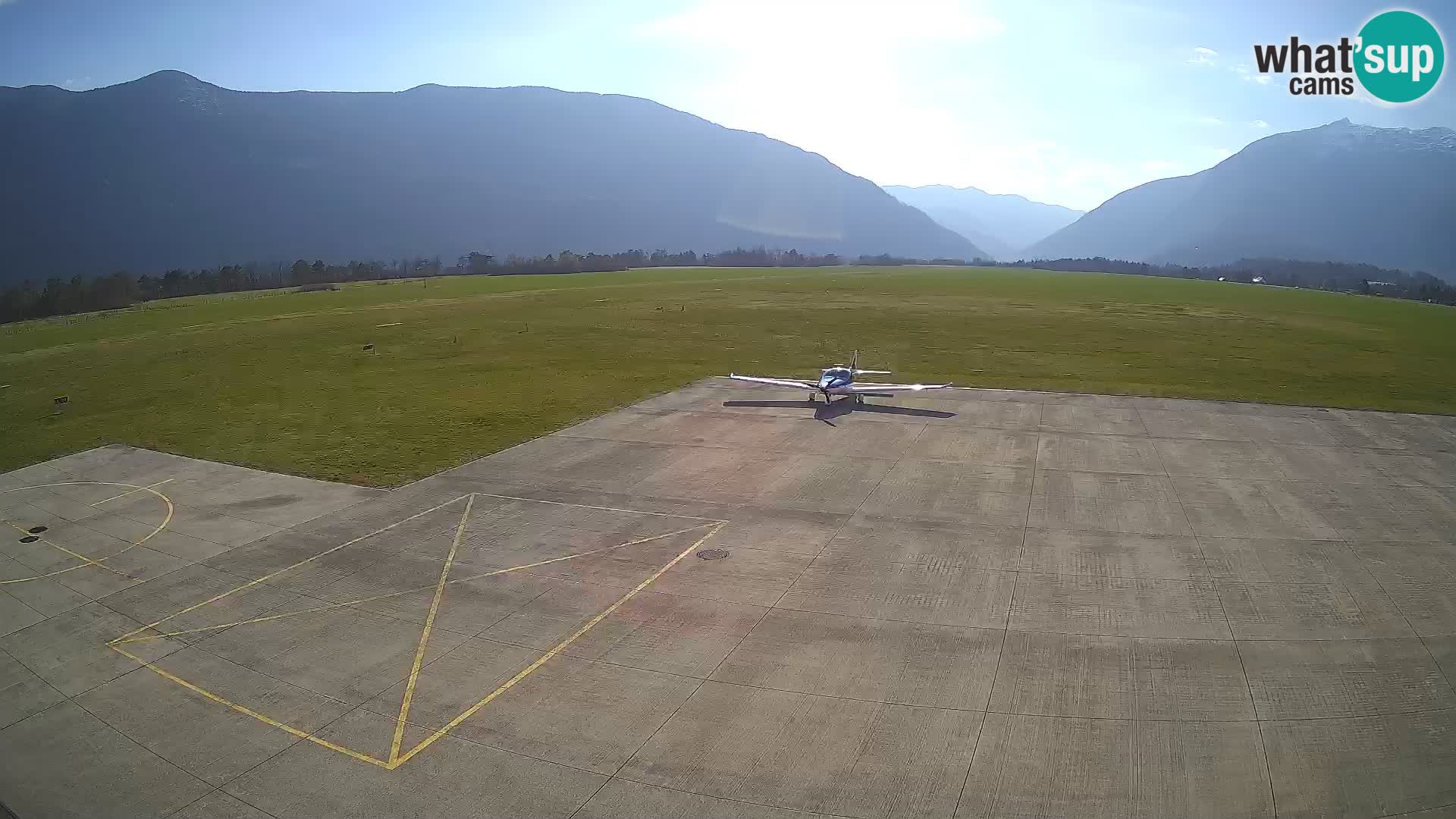 Webcam aereoporto di Bovec (Plezzo) – Vista verso il Kanin