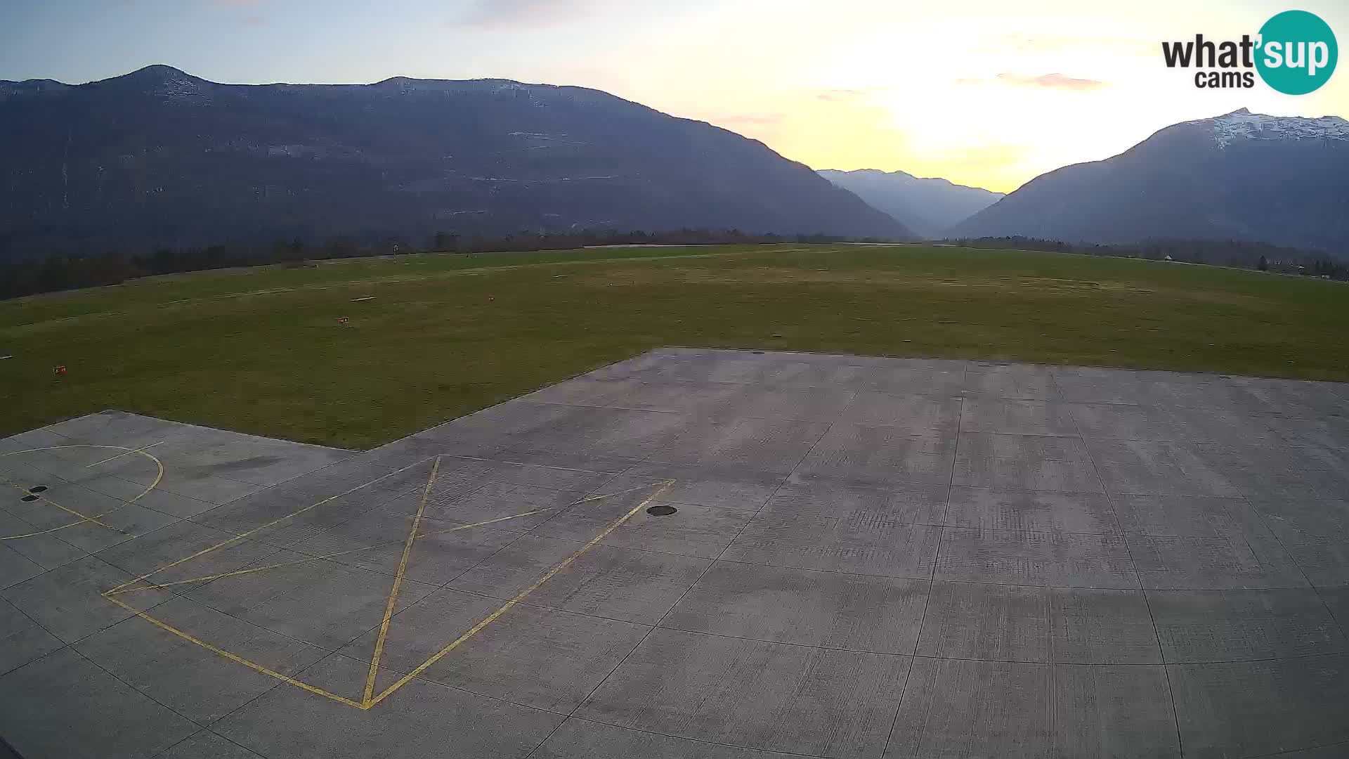 Webcam aereoporto di Bovec (Plezzo) – Vista verso il Kanin