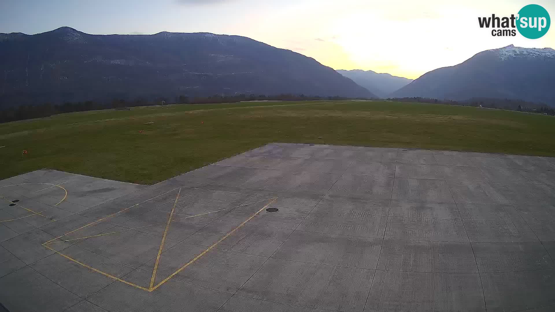 Webcam aereoporto di Bovec (Plezzo) – Vista verso il Kanin