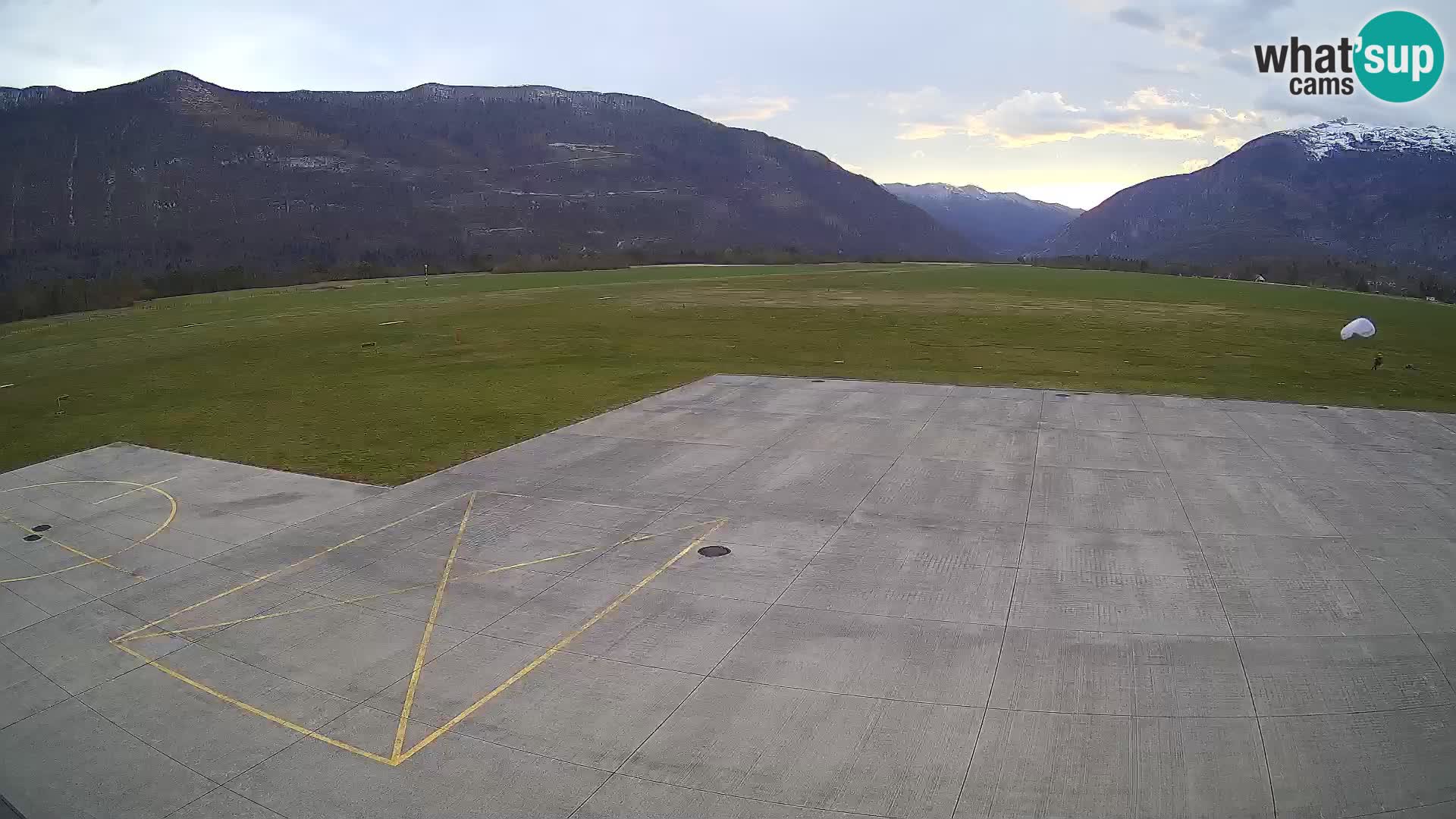 Webcam aereoporto di Bovec (Plezzo) – Vista verso il Kanin