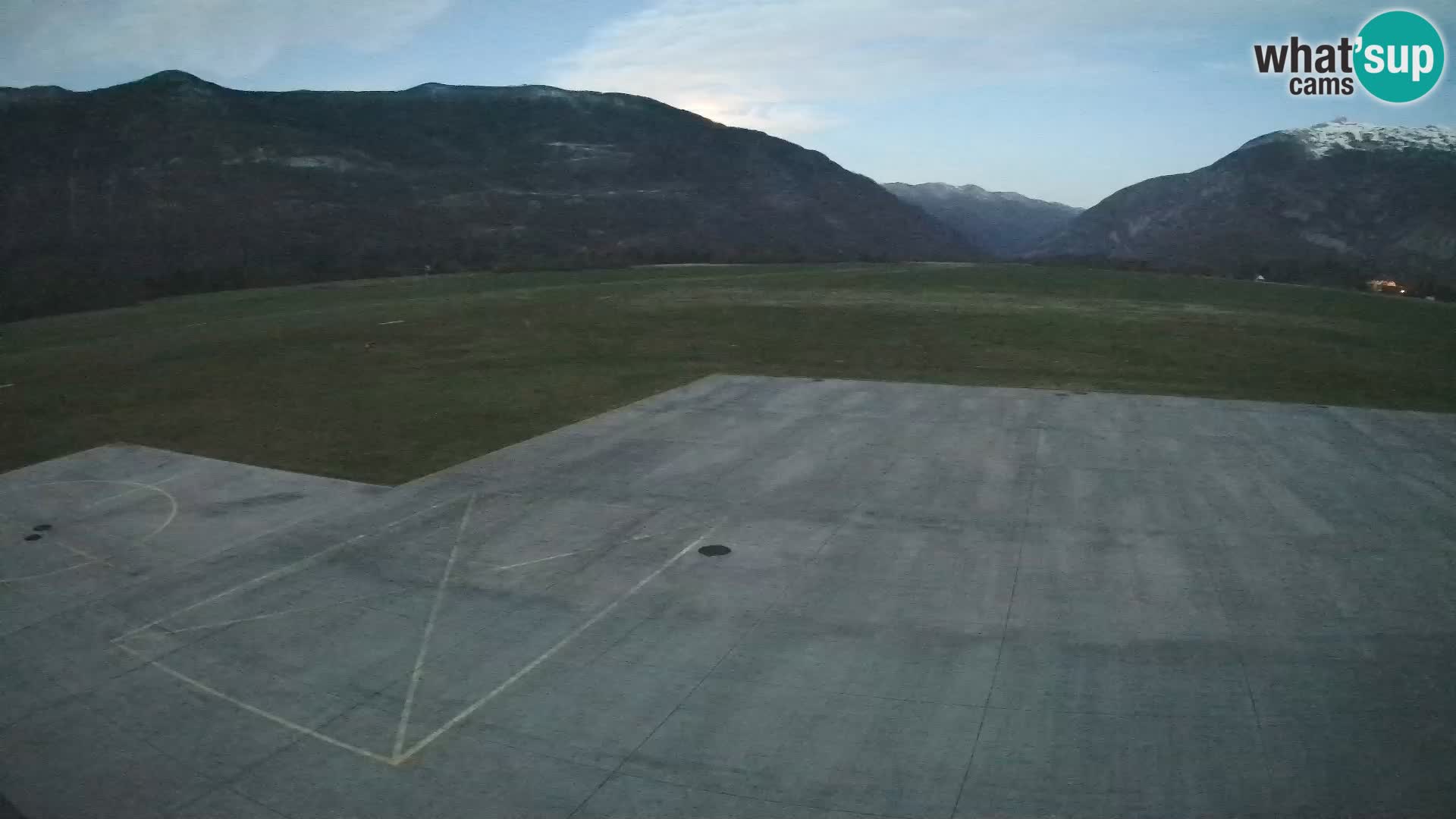 Webcam aereoporto di Bovec (Plezzo) – Vista verso il Kanin