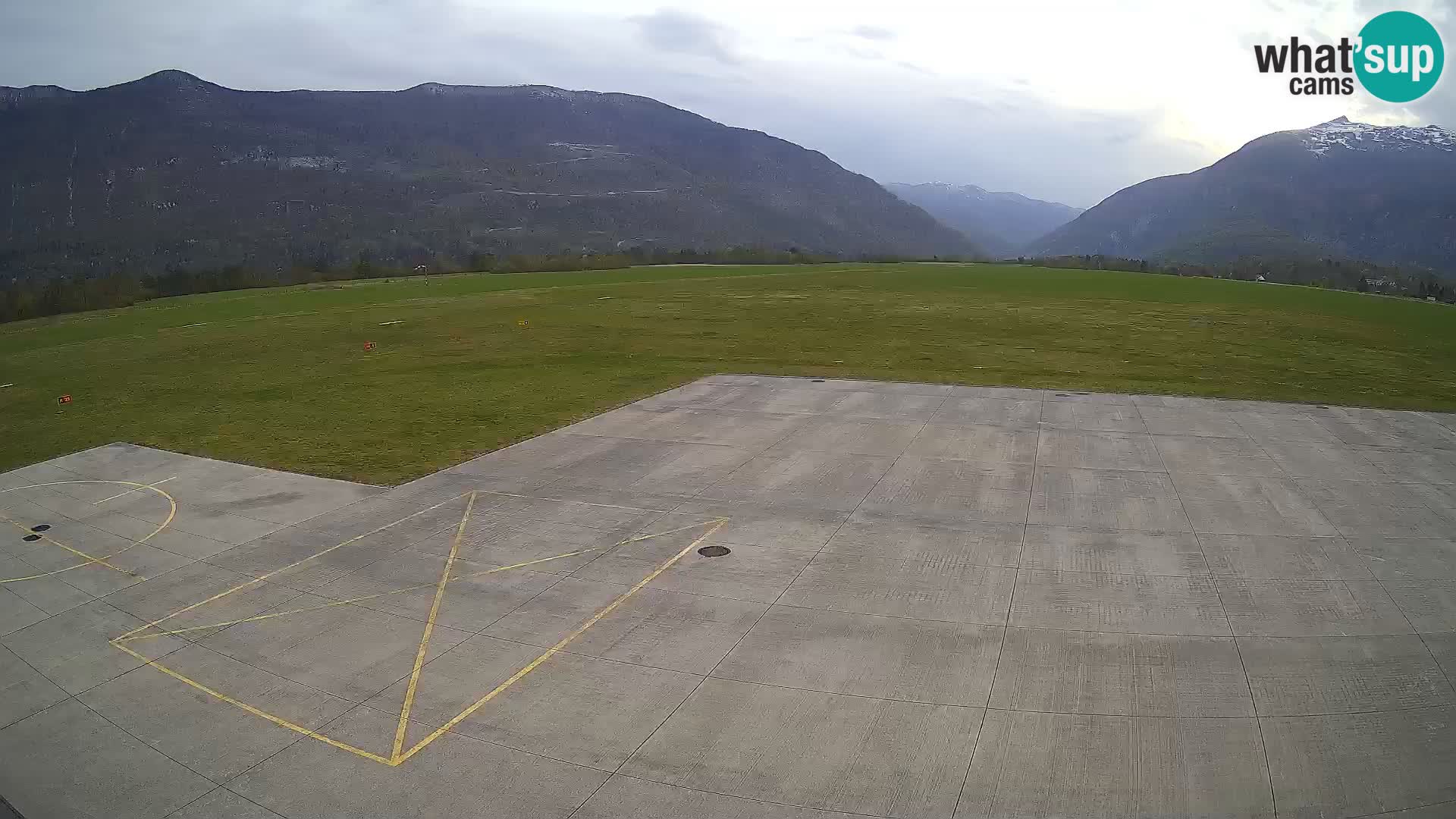 Webcam aereoporto di Bovec (Plezzo) – Vista verso il Kanin