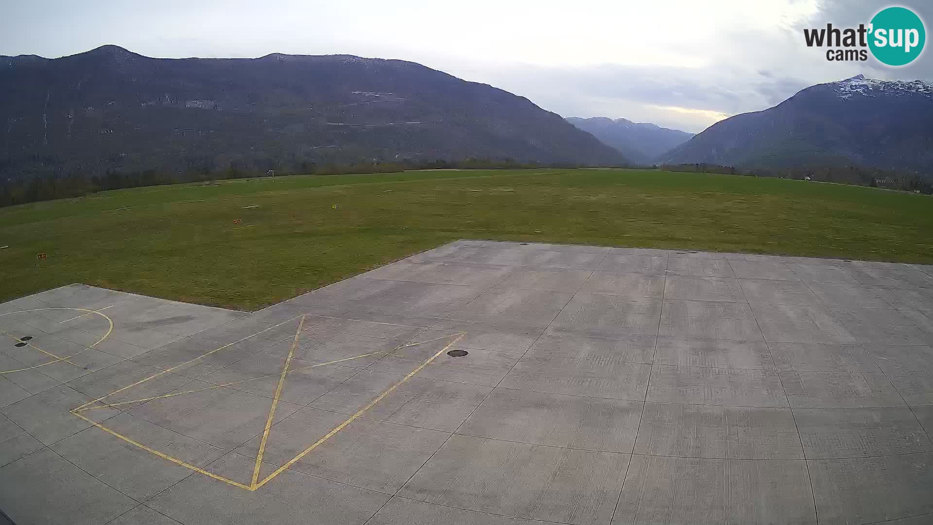 Webcam aereoporto di Bovec (Plezzo) – Vista verso il Kanin