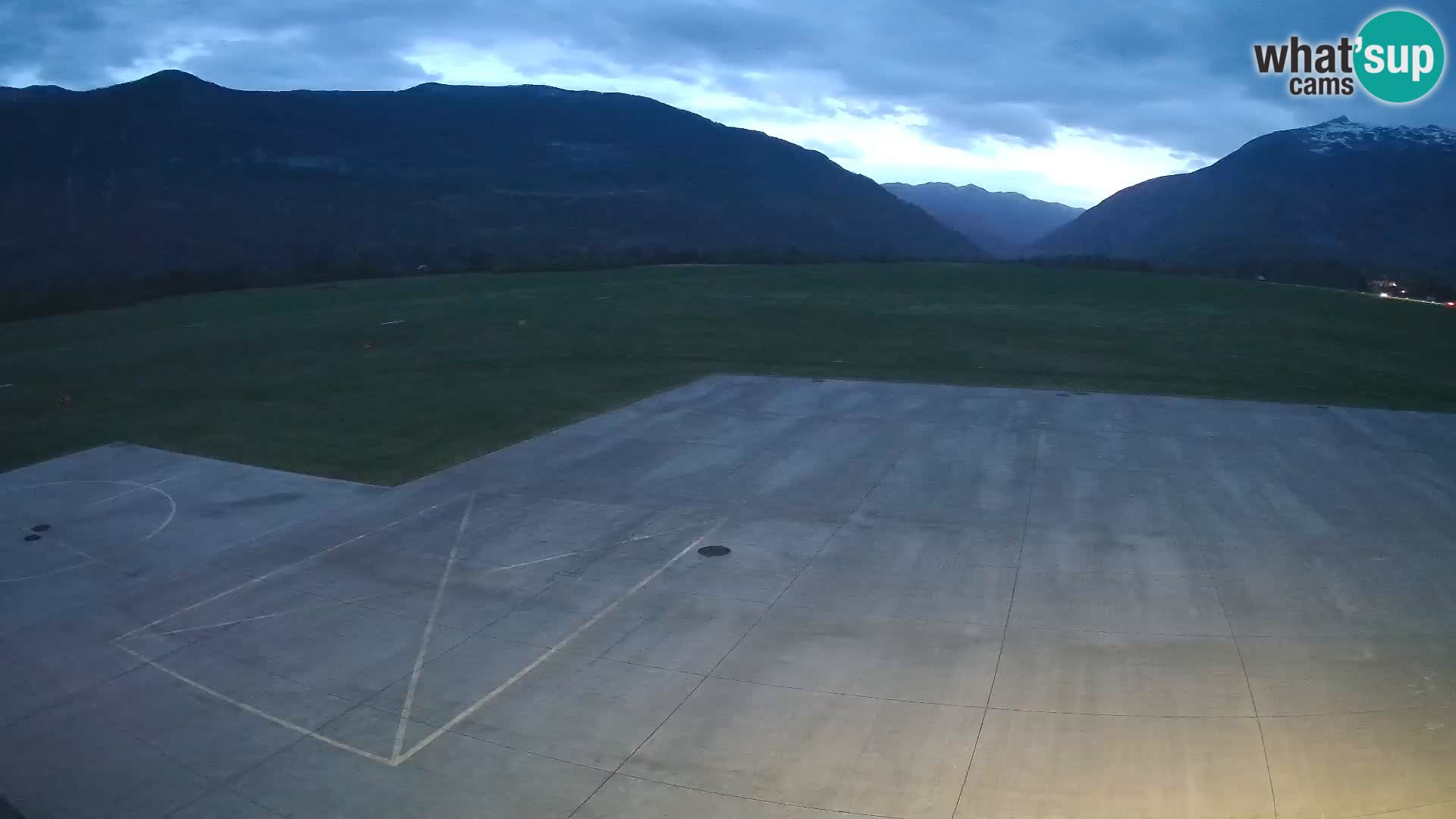 Webcam aereoporto di Bovec (Plezzo) – Vista verso il Kanin