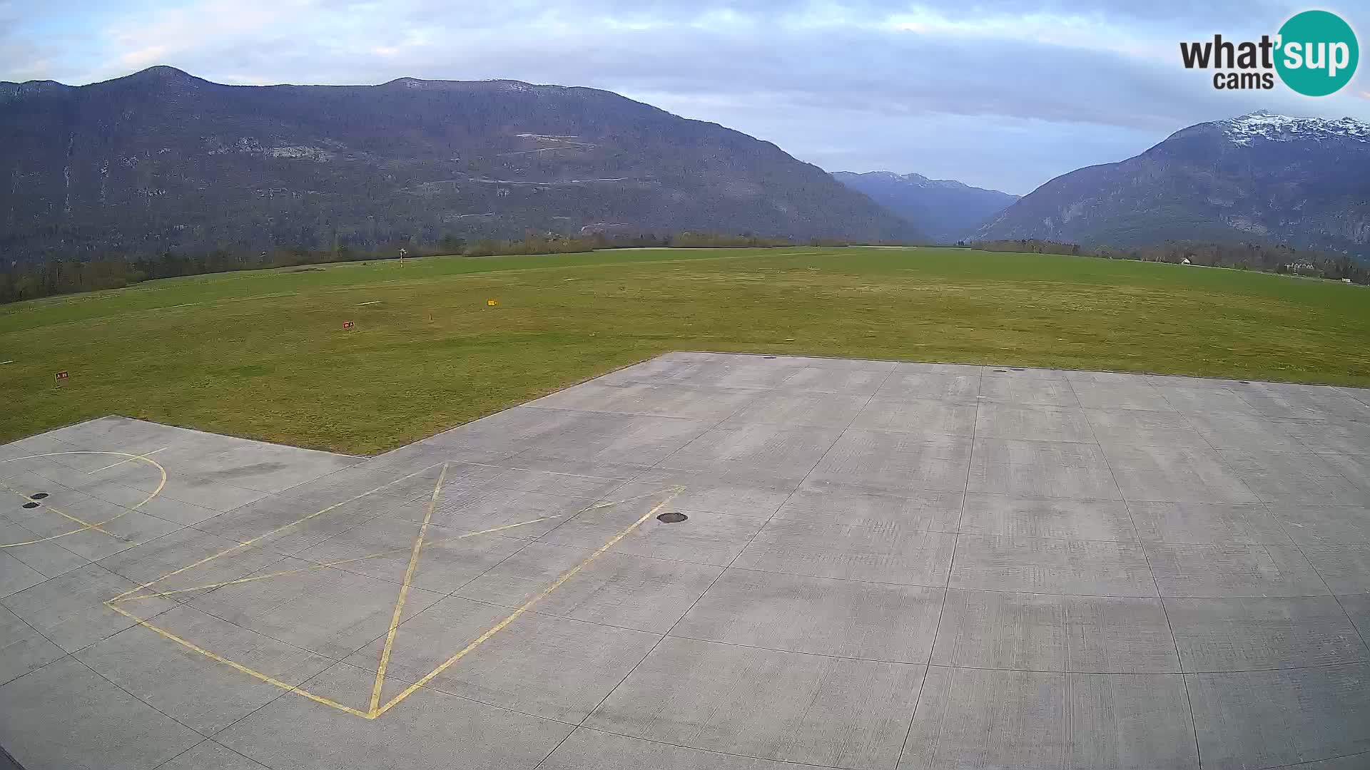 Webcam aereoporto di Bovec (Plezzo) – Vista verso il Kanin