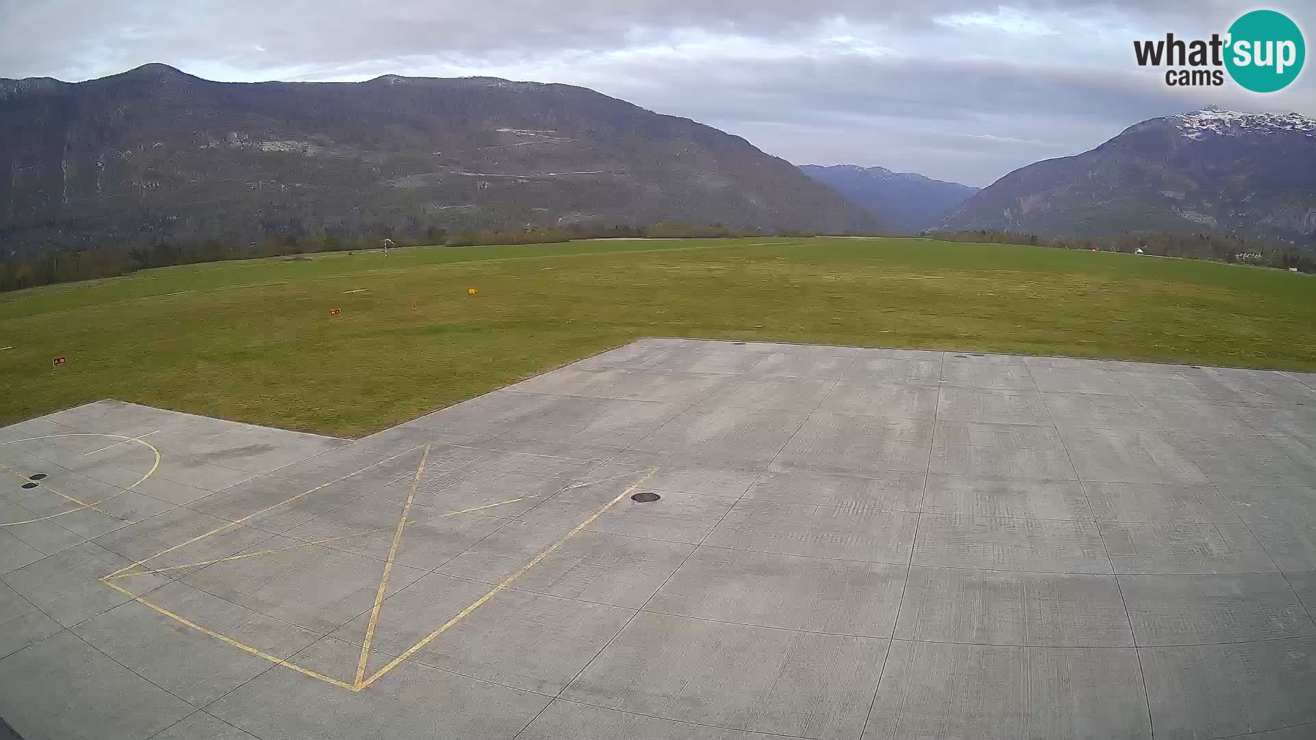Webcam aereoporto di Bovec (Plezzo) – Vista verso il Kanin