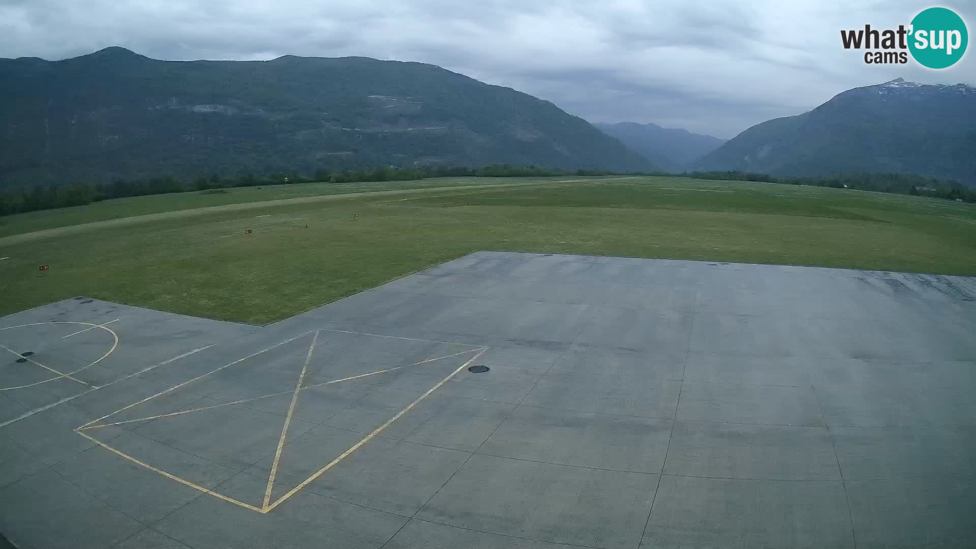Webcam aereoporto di Bovec (Plezzo) – Vista verso il Kanin