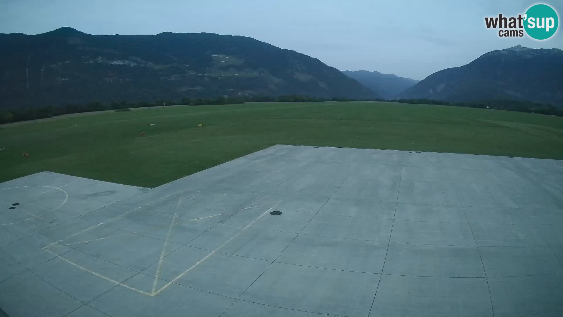 Webcam aereoporto di Bovec (Plezzo) – Vista verso il Kanin