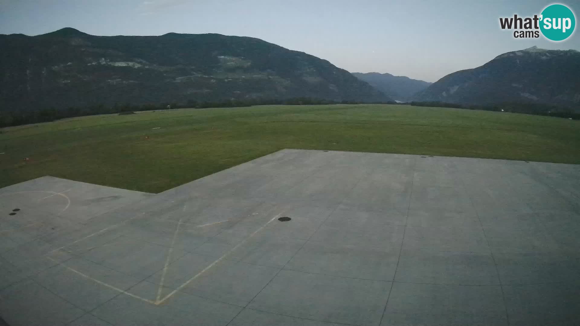 Webcam aereoporto di Bovec (Plezzo) – Vista verso il Kanin