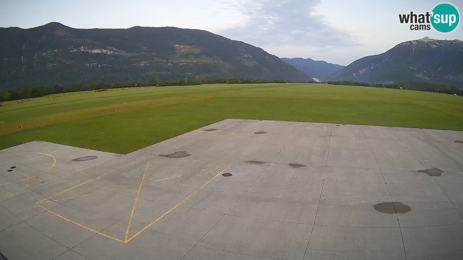 Webcam aereoporto di Bovec (Plezzo) – Vista verso il Kanin