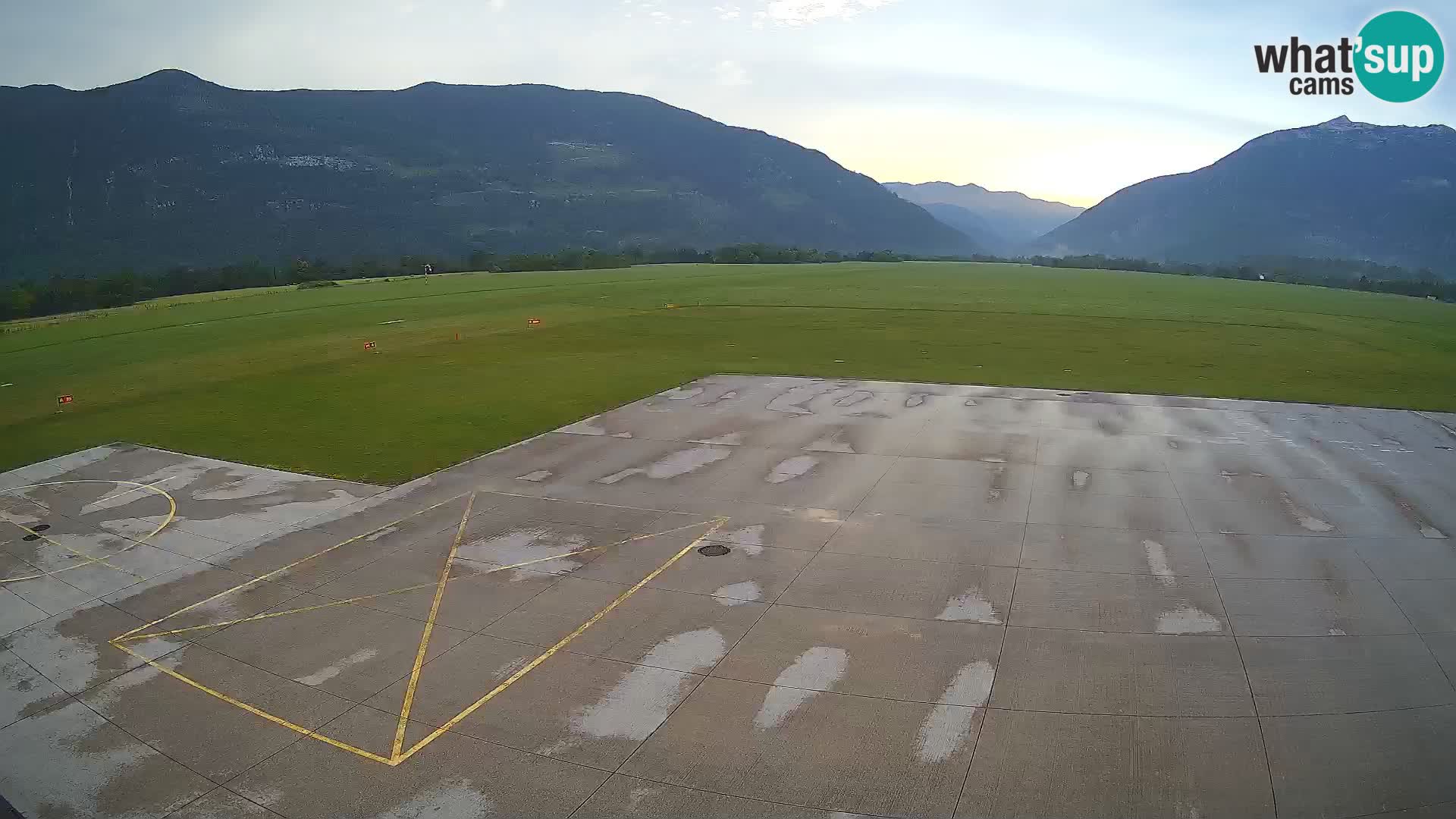 Webcam aereoporto di Bovec (Plezzo) – Vista verso il Kanin