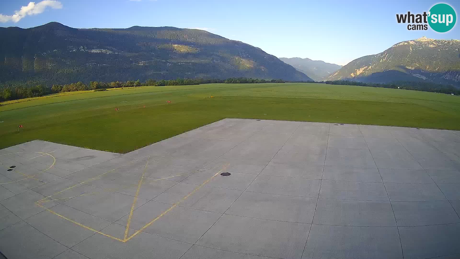 Webcam aereoporto di Bovec (Plezzo) – Vista verso il Kanin