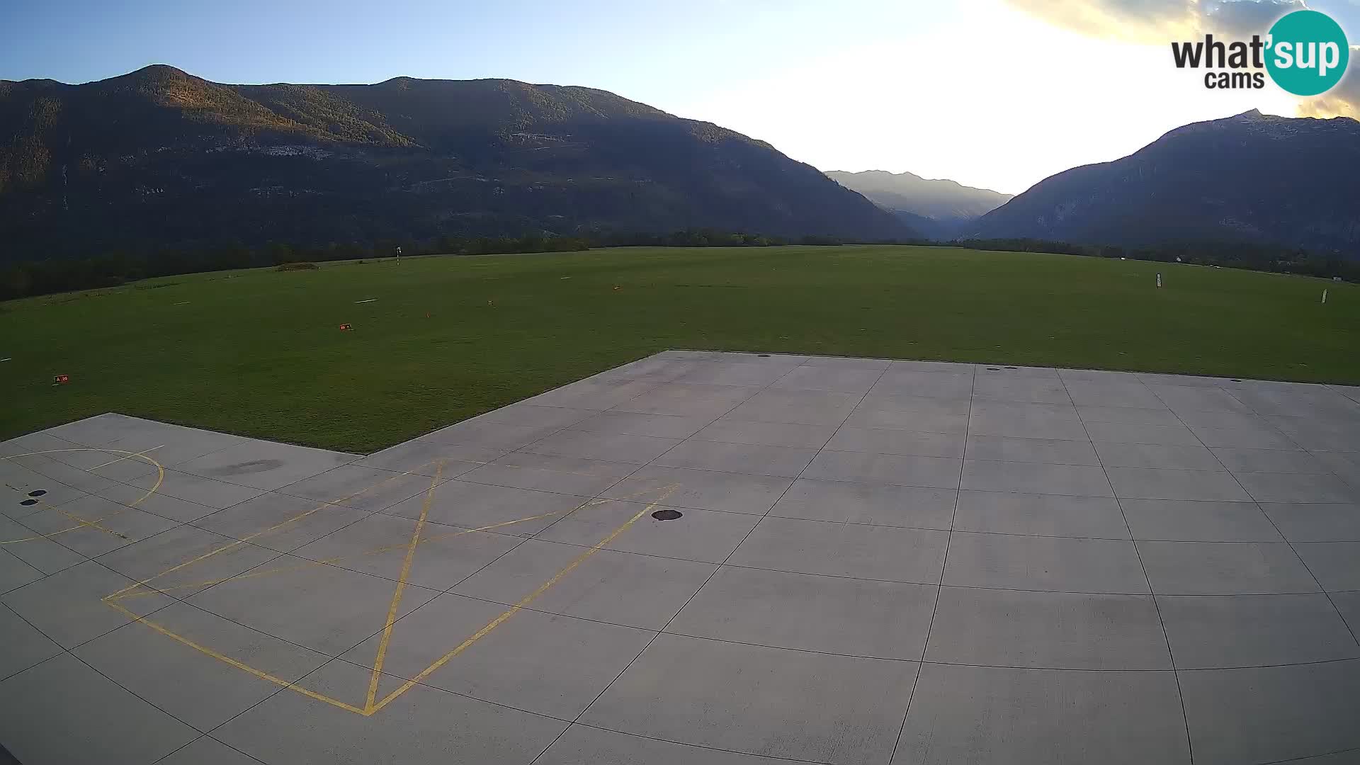 Webcam aereoporto di Bovec (Plezzo) – Vista verso il Kanin