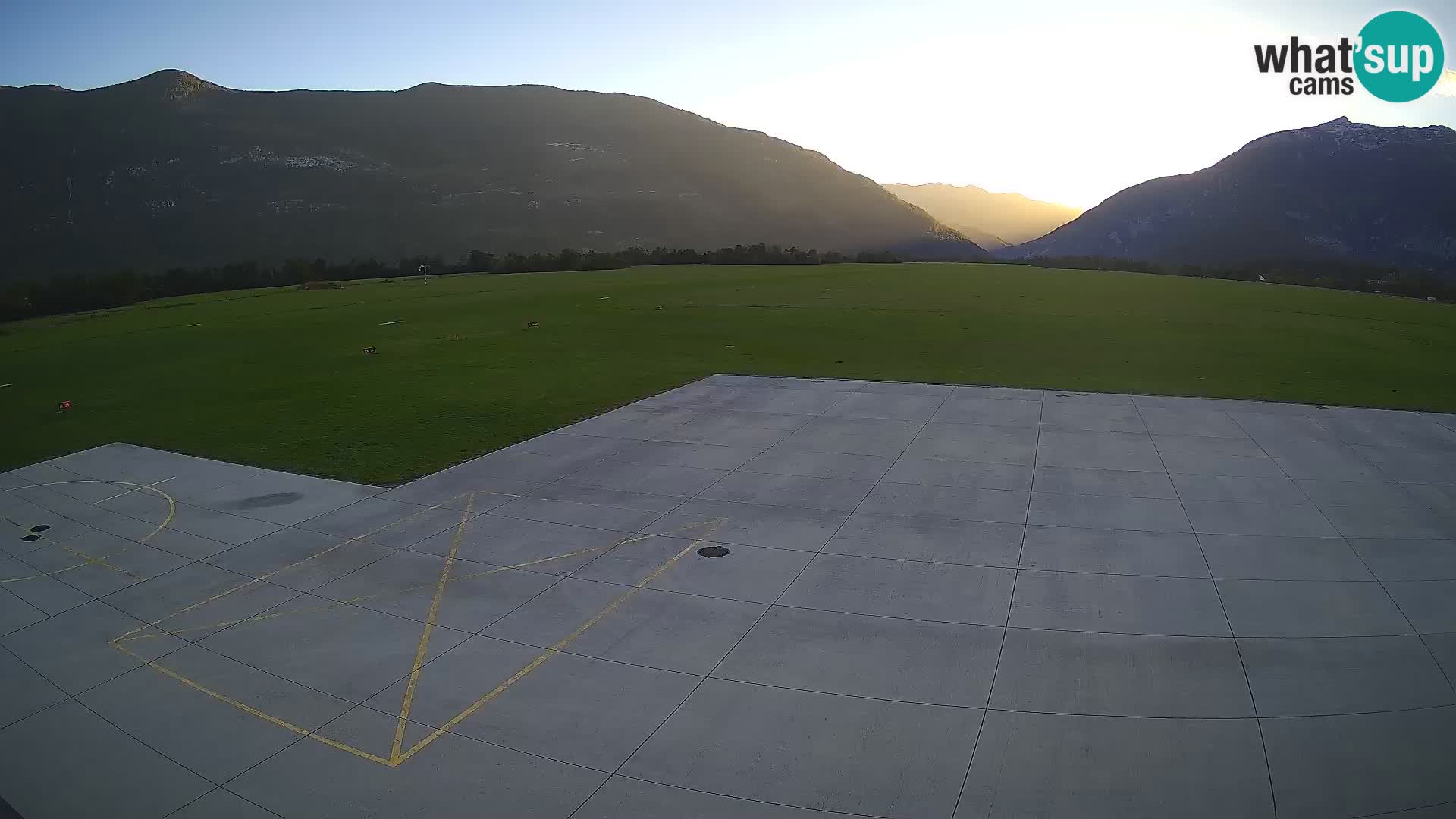 Webcam aereoporto di Bovec (Plezzo) – Vista verso il Kanin