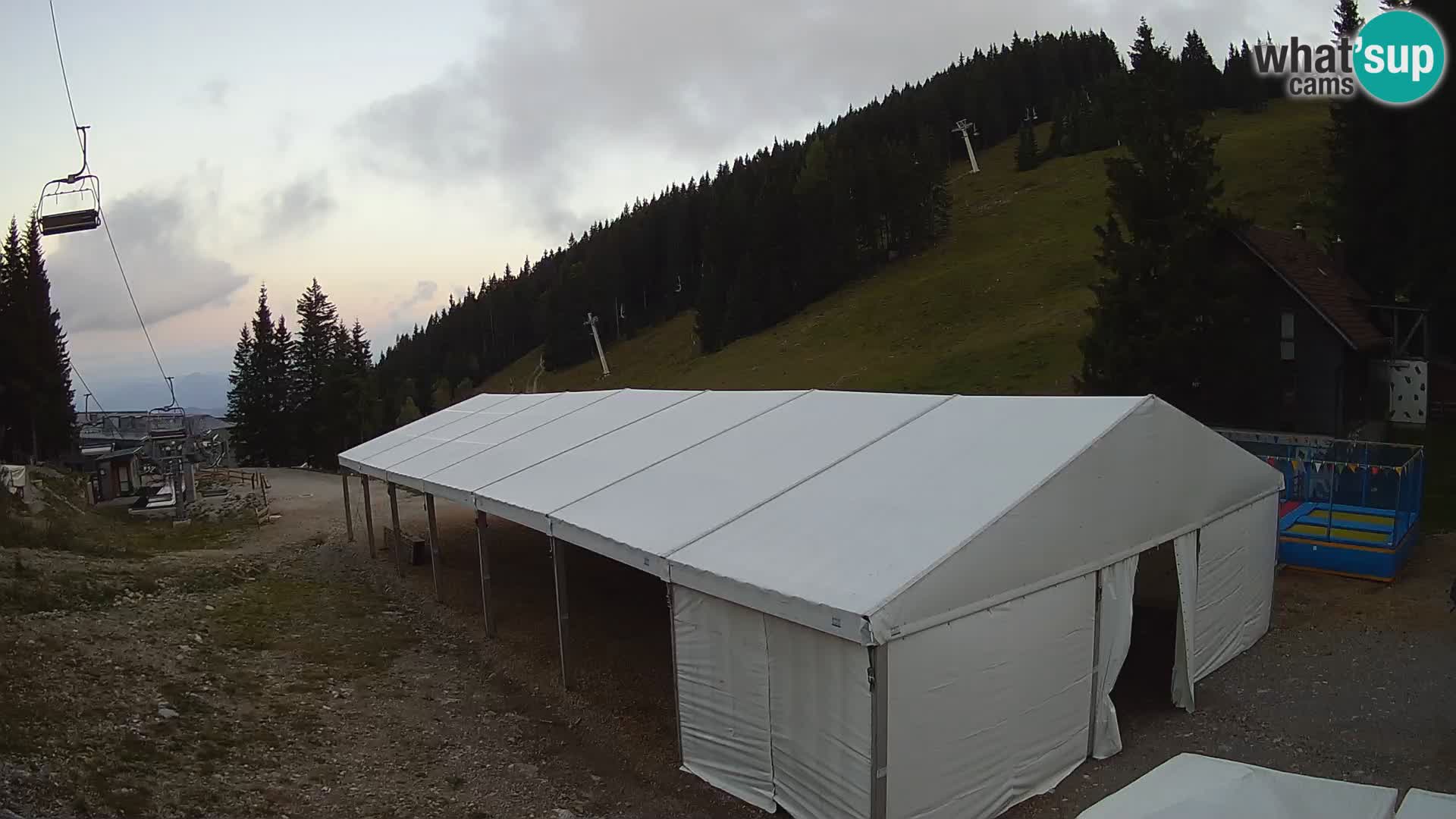Spletna kamera smučišča GOLTE v živo – pogled na Medvedjak