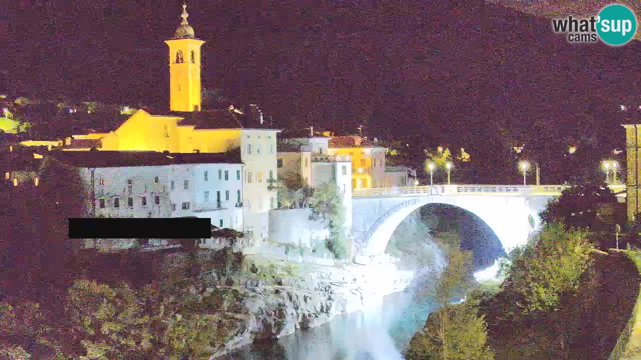 Spletna kamera Kanal ob Soči – Čudovit pogled na staro mestno jedro in znameniti most na reki Soči