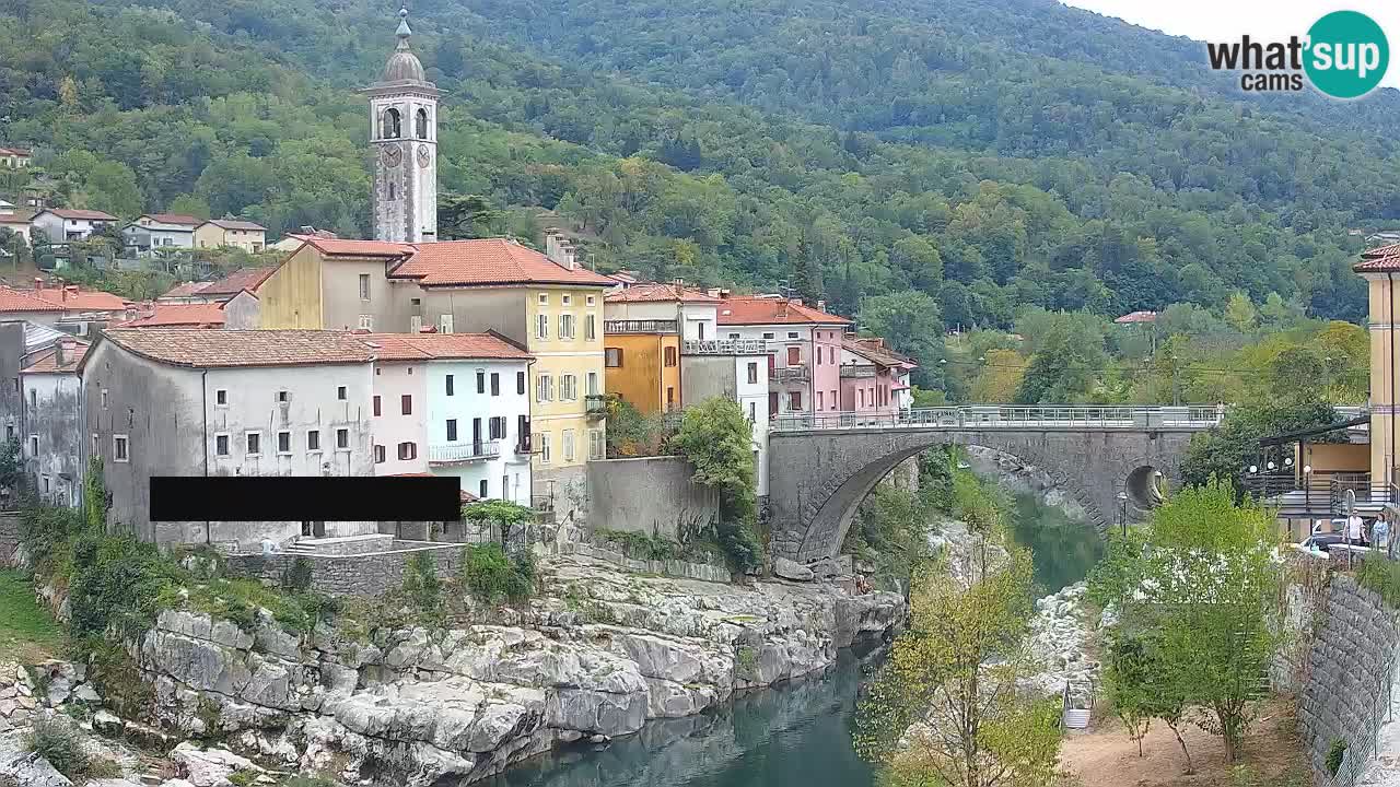 Spletna kamera Kanal ob Soči – Čudovit pogled na staro mestno jedro in znameniti most na reki Soči