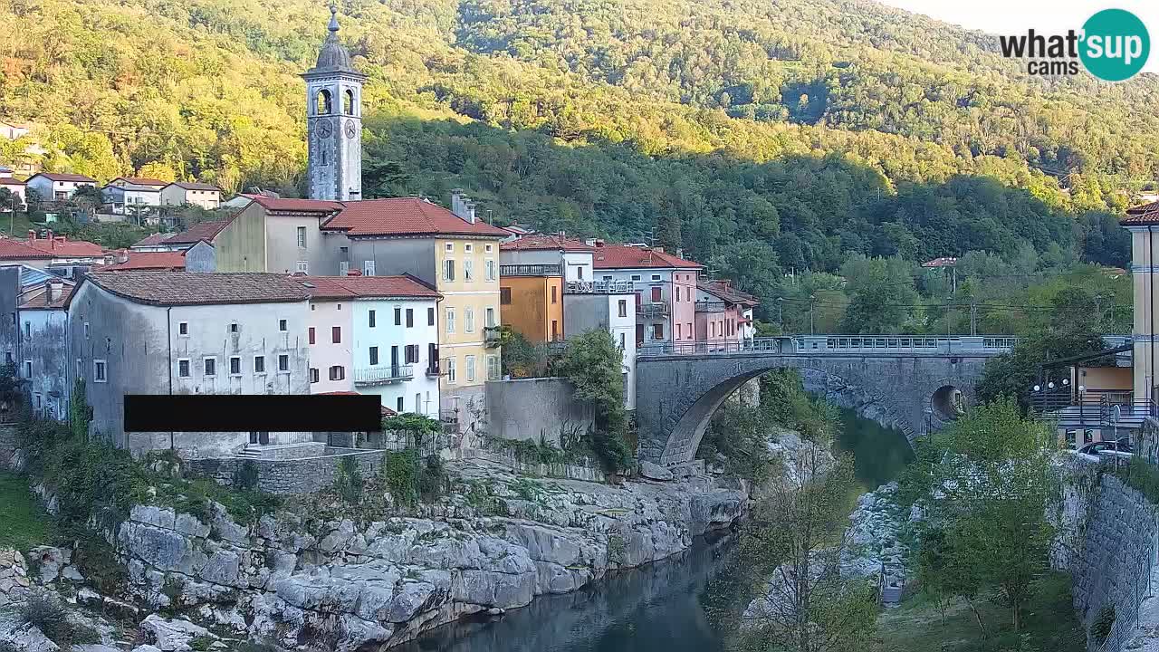 Webcam dal vivo Kanal ob Soči – Splendida vista sul centro storico e sul famoso ponte sul fiume Soča