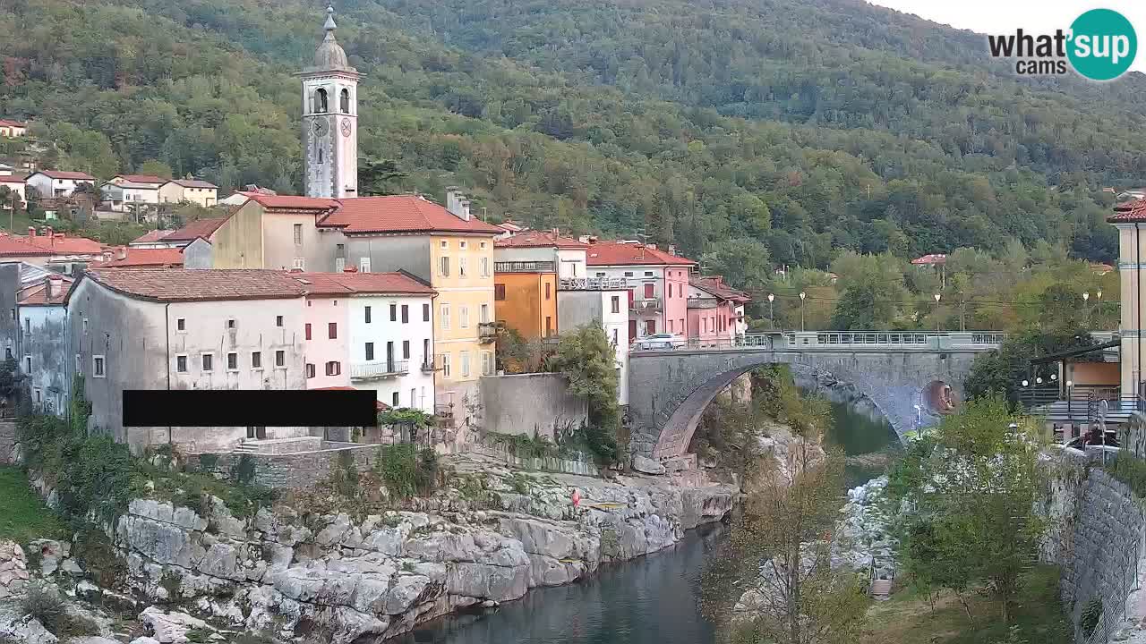 Spletna kamera Kanal ob Soči – Čudovit pogled na staro mestno jedro in znameniti most na reki Soči