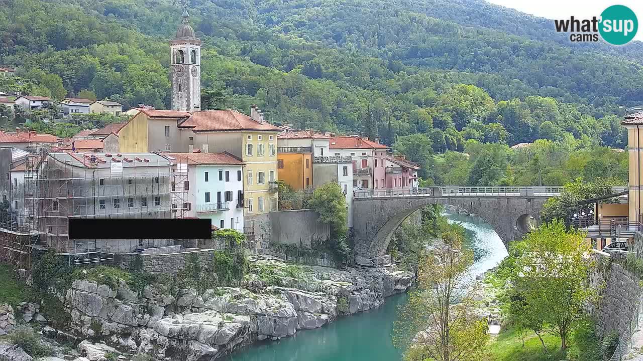 Spletna kamera Kanal ob Soči – Čudovit pogled na staro mestno jedro in znameniti most na reki Soči