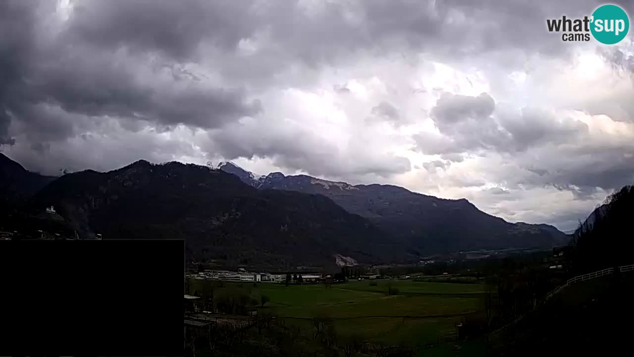 Spletna kamera Kobarid – pristajališče za jadralne padalce z vzletiščem Ozben