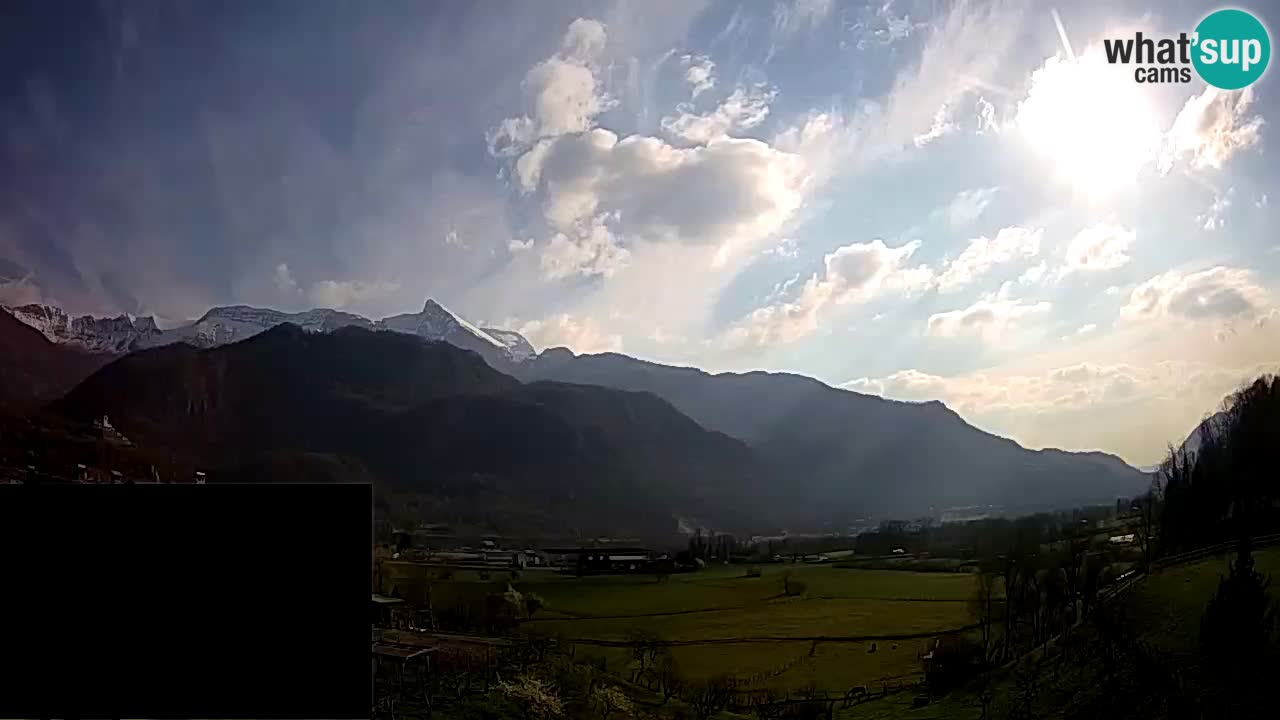 Spletna kamera Kobarid – pristajališče za jadralne padalce z vzletiščem Ozben