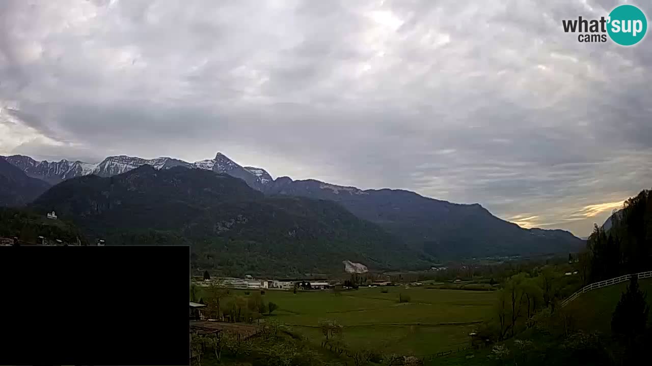 Spletna kamera Kobarid – pristajališče za jadralne padalce z vzletiščem Ozben