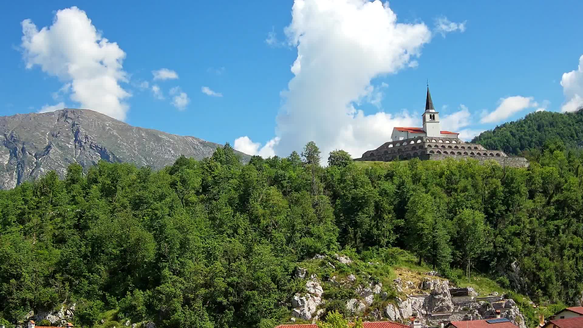 Kobarid-Webcam – Blick auf das Beinhaus aus dem 1. Weltkrieg