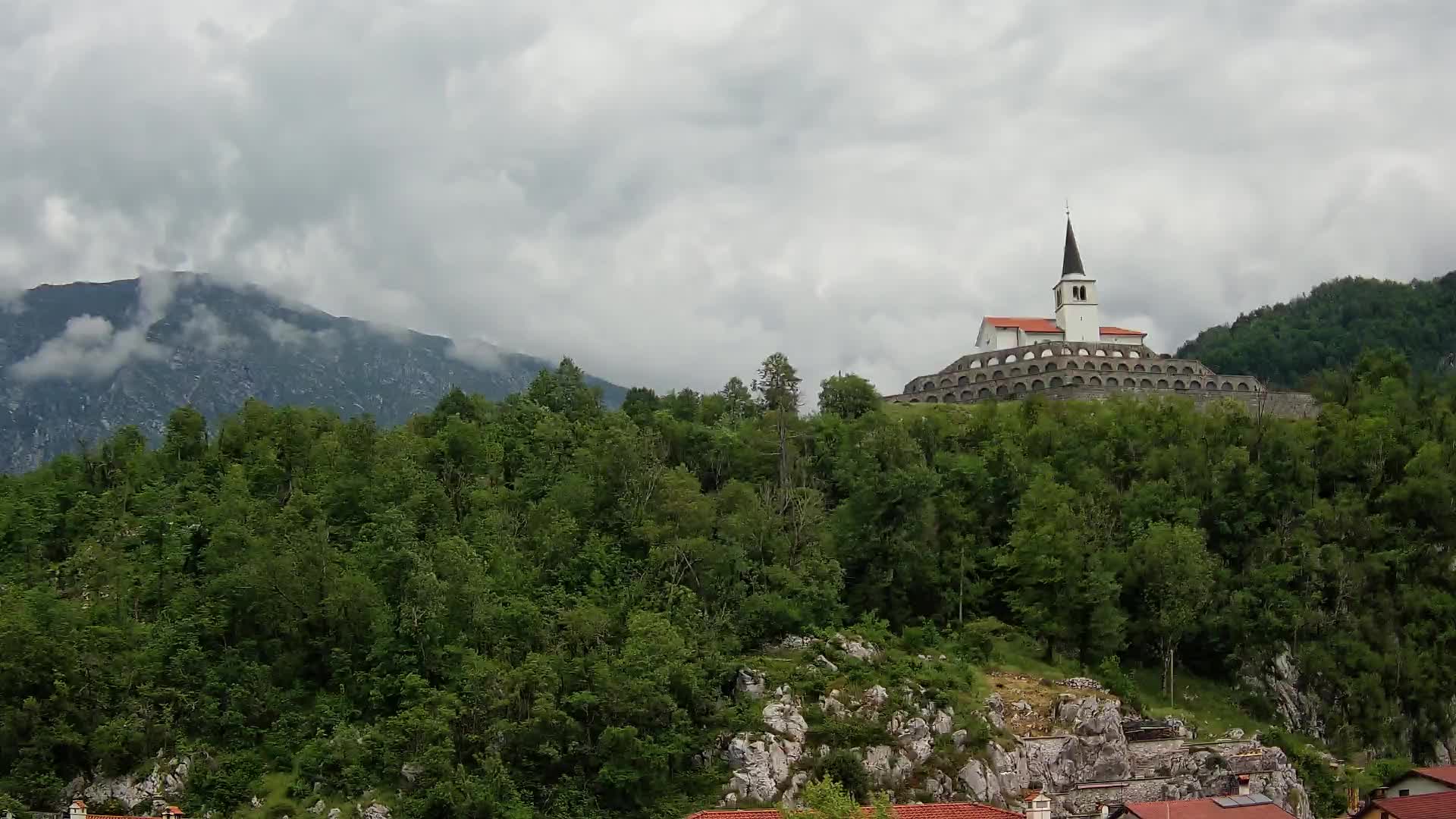 Kobarid Spletna kmera – Pogled na kostnico iz 1. svetovne vojne