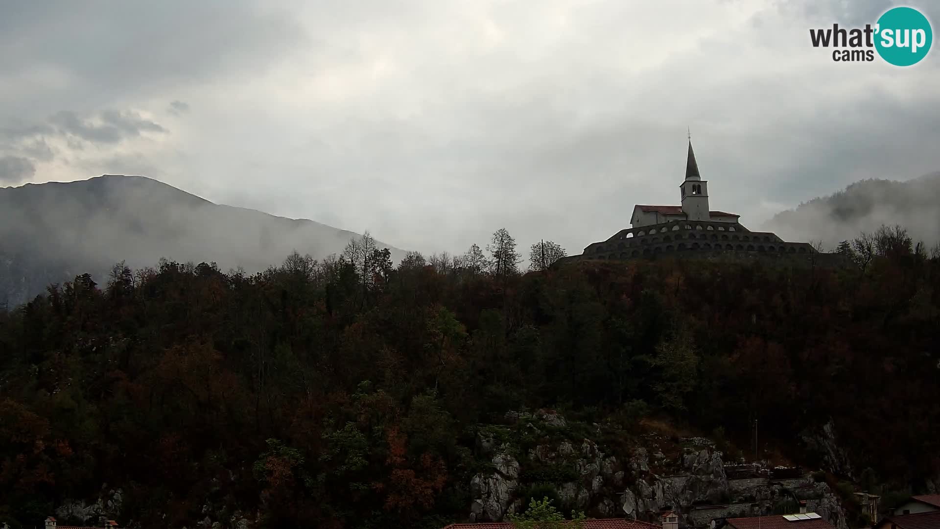 Kobarid Spletna kmera – Pogled na kostnico iz 1. svetovne vojne